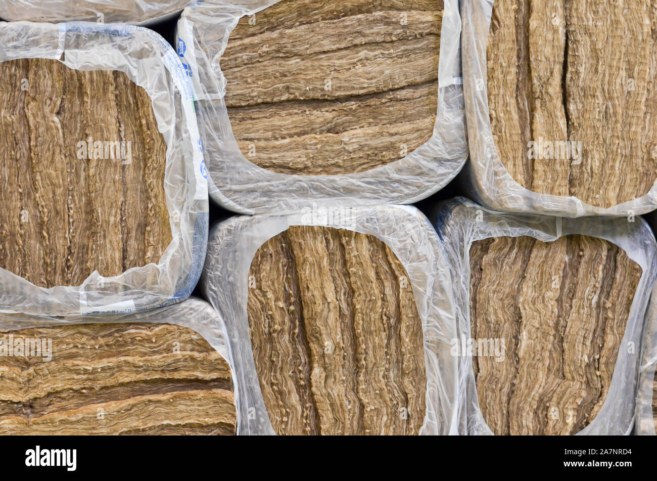 Stapel der Runde basalt Mineralwolle Pakete in Folie. Stockfoto