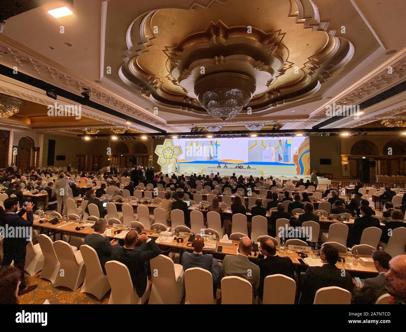 Abu Dhabi. 3. November, 2019. Foto an November 3, 2019 zeigt die 18. Sitzung der Generalkonferenz der Organisation der Vereinten Nationen für Industrielle Entwicklung (UNIDO) in Abu Dhabi, den Vereinigten Arabischen Emiraten. Die 18. Sitzung der Generalkonferenz der Organisation der Vereinten Nationen für Industrielle Entwicklung (UNIDO) hier am Sonntag geöffnet. Die Konferenz ist in die zentrale Rolle der integrativen und nachhaltigen industriellen Entwicklung der Agenda 2030, insbesondere im Rahmen der vierte industrielle Revolution zu erreichen suchen. Credit: Su Xiaopo/Xinhua/Alamy leben Nachrichten Stockfoto