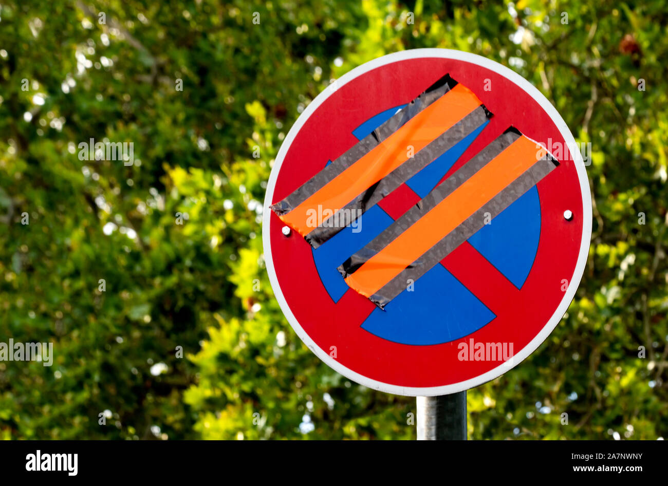 Verkehrsschild mit Klebeband ausgesetzt Stockfoto