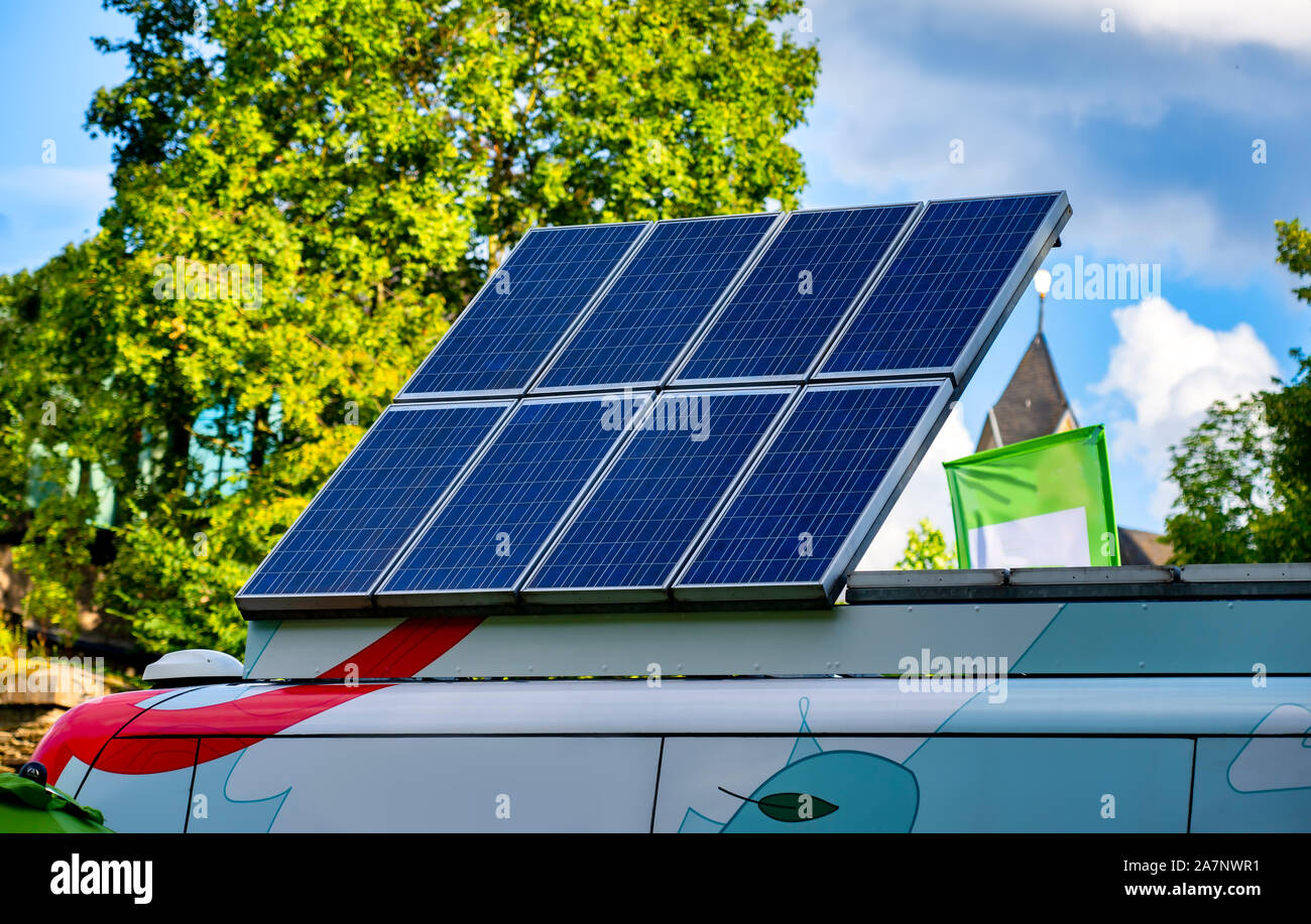 Solarzellen auf dem Dach eines Busses - alternative Stromquelle Stockfoto
