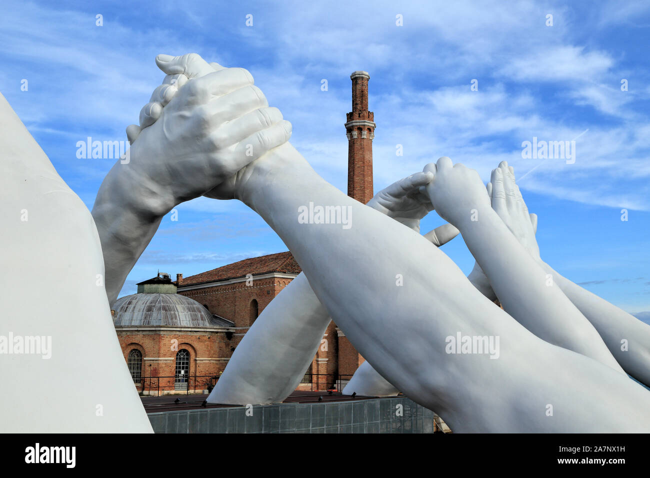 Art Biennale Venedig 2019. Riesige Hände Skulptur 'Brücken bauen' von Lorenzo Quinn. Ausstellung im Arsenale, Castello, Venedig. Stockfoto