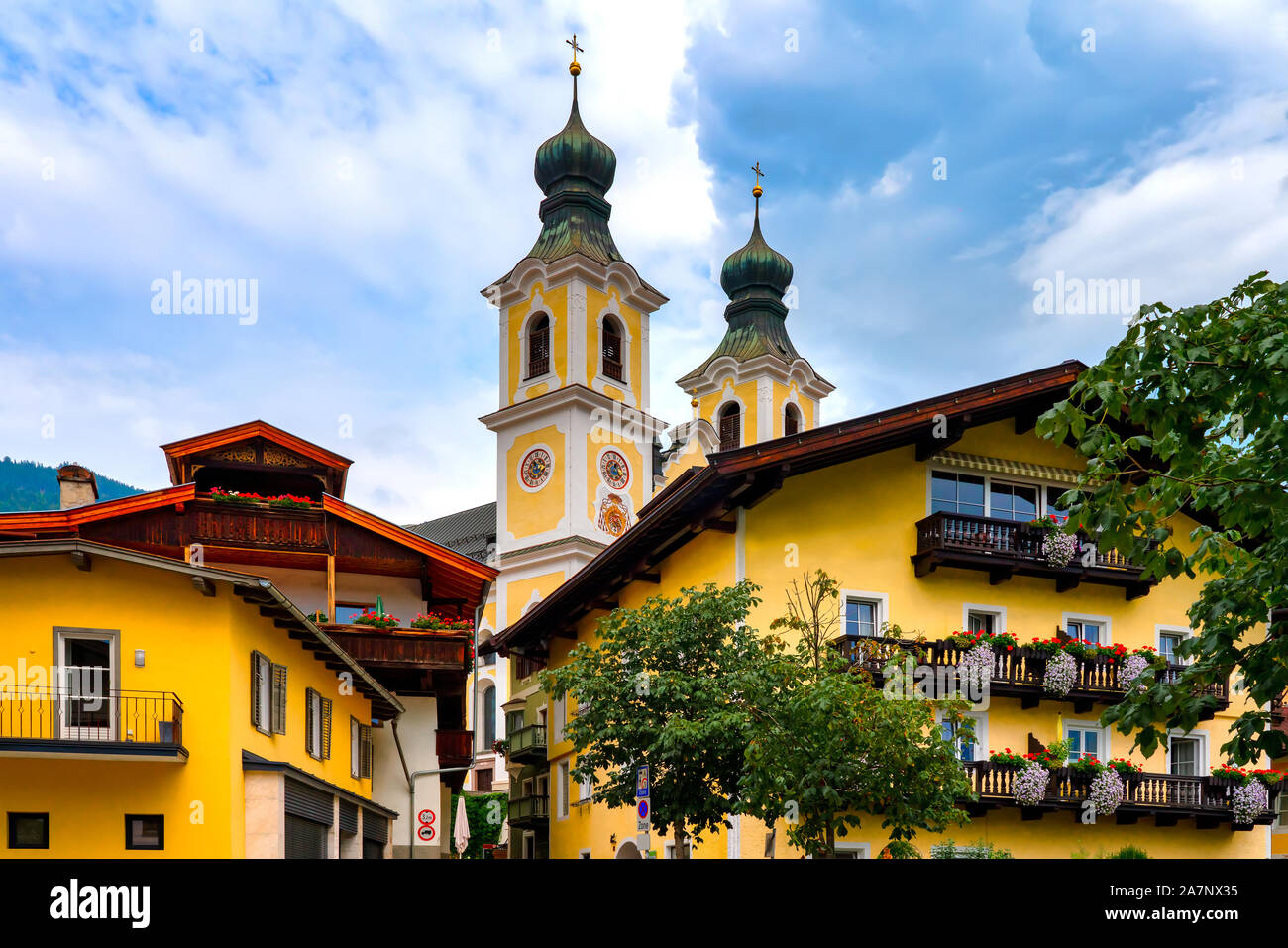 Römisch-katholische Pfarrkirche St. Jakobus und St. Leonard von Hopfgarten im Brixental, Tirol (Österreich) Stockfoto