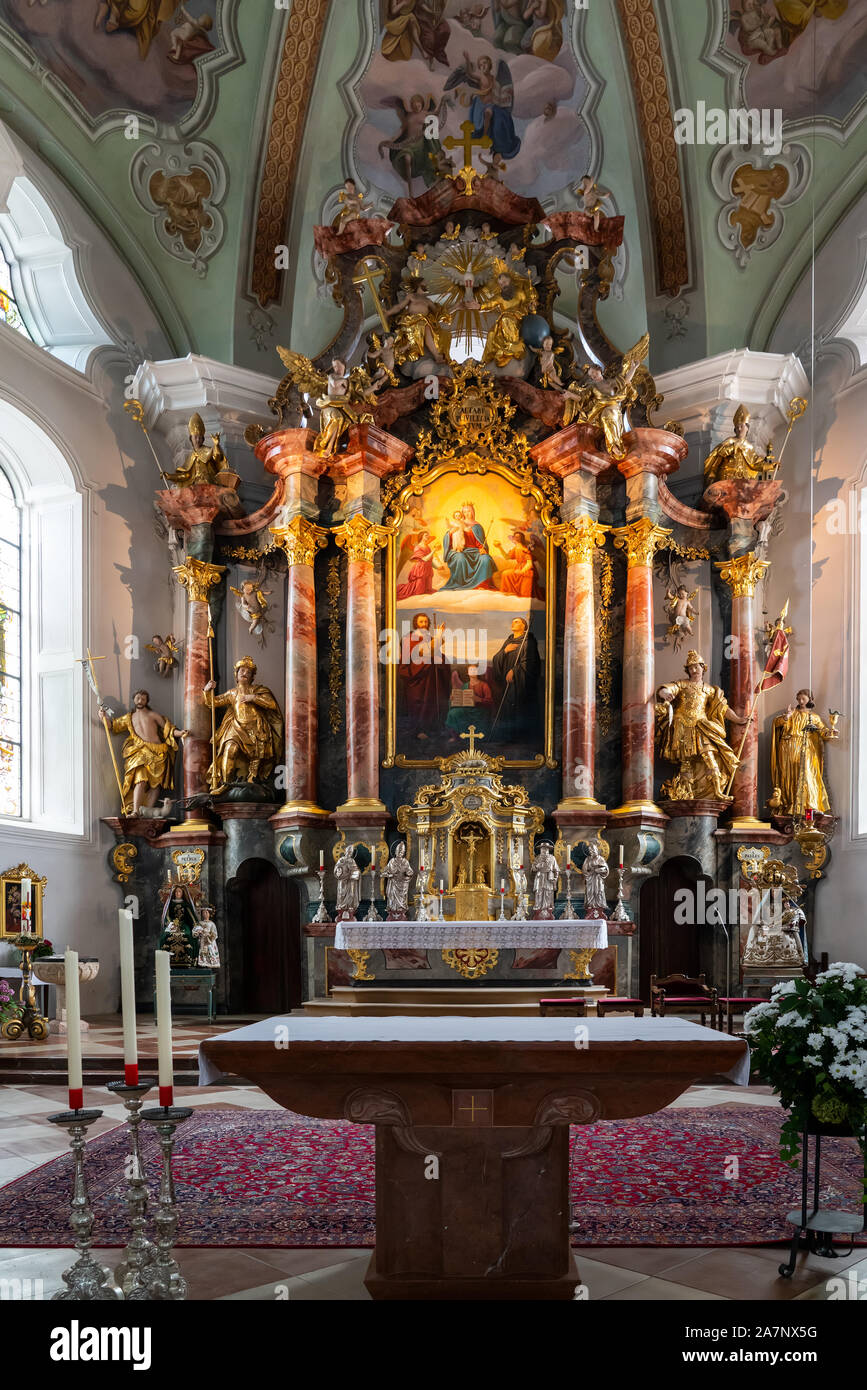Blick auf den Altar der Römisch-katholischen Pfarrkirche St. Jakobus und St. Leonard von Hopfgarten im Brixental, Tirol (Österreich) Stockfoto