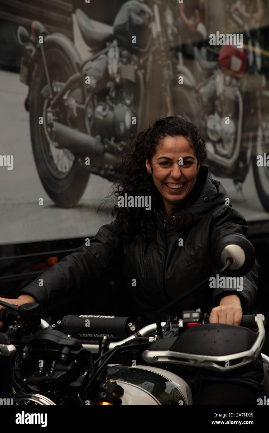 London, Großbritannien. 2. November 2019. Besucher der Illinois Route 66 Regent Street Motor Show 2019, gesehen auf ein Triumph Motorrad. Credit: Joe Kuis/Alamy Nachrichten Stockfoto