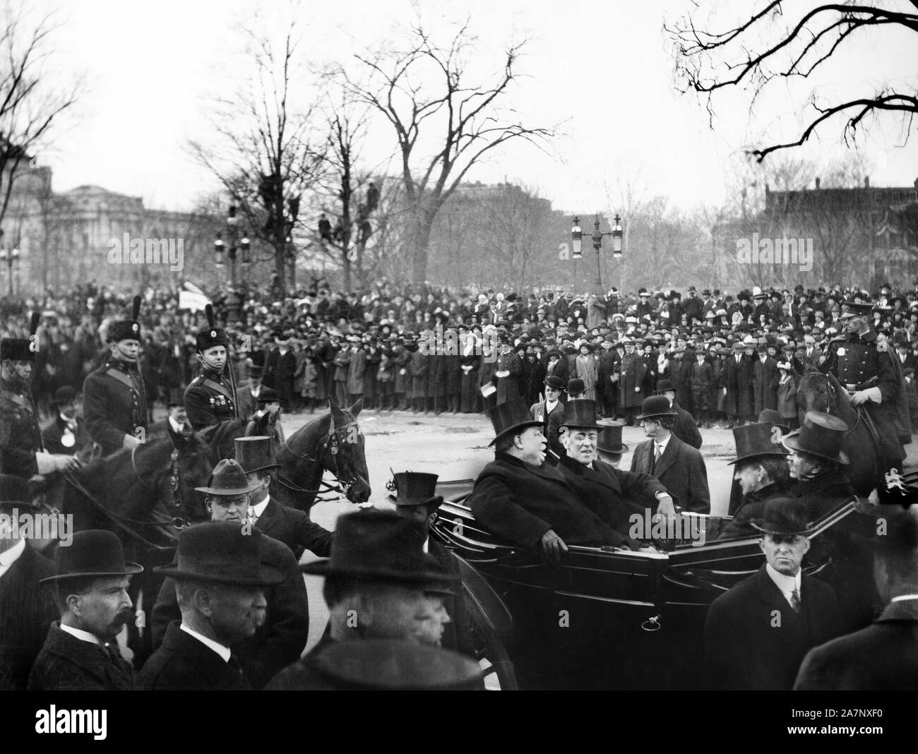 Woodrow Wilson und William Howard Taft in U.S. Capitol in offenen Wagen ankommen für Wilson's ersten Einweihung, Washington, D.C., USA, 4. März, 1913 Stockfoto