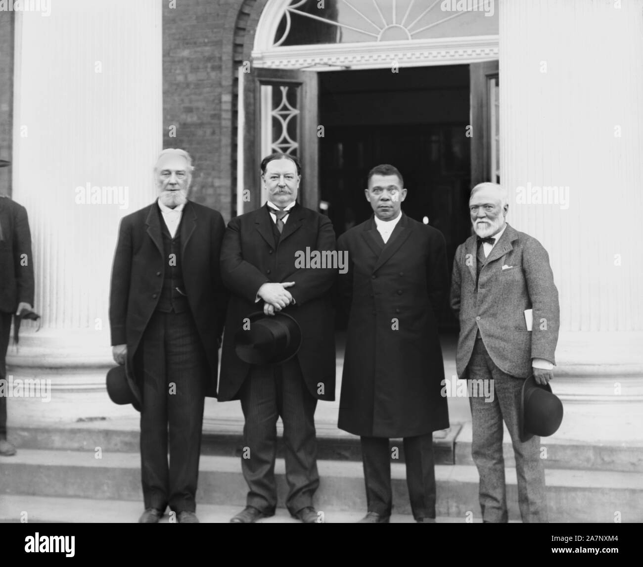 (Nach rechts) Robert C. Ogden, US-Kriegsminister William Howard Taft, Booker T. Washington und Andrew Carnegie links, stehend auf Schritte von Gebäude in Tuskegee Institut während seines 25-jährigen Jubiläums, Tuskegee, Alabama, USA, Foto: Franz Benjamin Johnston, Juli 1906 Stockfoto