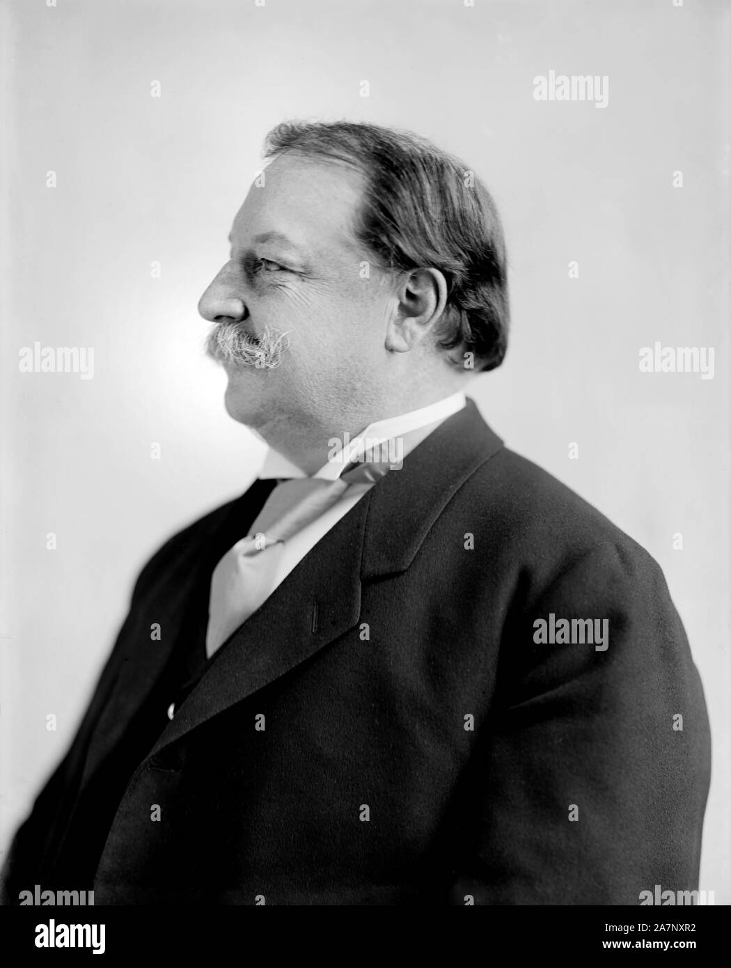 William Howard Taft (1857-1930), 27. Präsident der Vereinigten Staaten 1909-1913, 10., des Obersten Gerichtshofs der Vereinigten Staaten 1921-1930, halber Länge Profil Portrait als US-Krieg unter US-Präsident Theodore Roosevelt, Foto von Harris & Ewing, 1906 Stockfoto