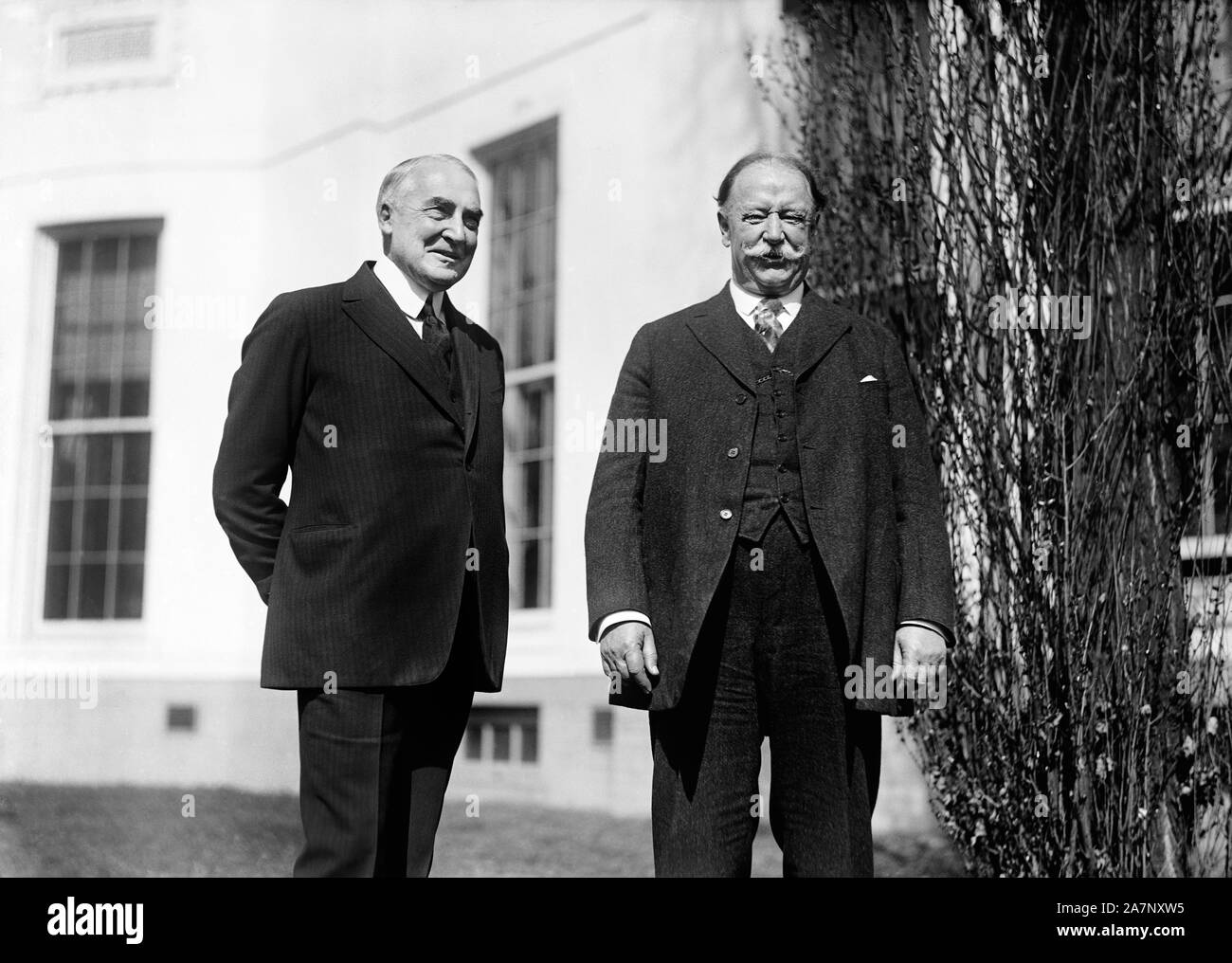 Us-Präsident Warren G. Harding und der ehemalige Präsident William Howard Taft am Weißen Haus, nach dem Tod von Chief Justice Edward Douglass White, Harding nominiert Taft Chief Justice, Washington, D.C., USA, Foto von Harris & Ewing, 1921 Stockfoto