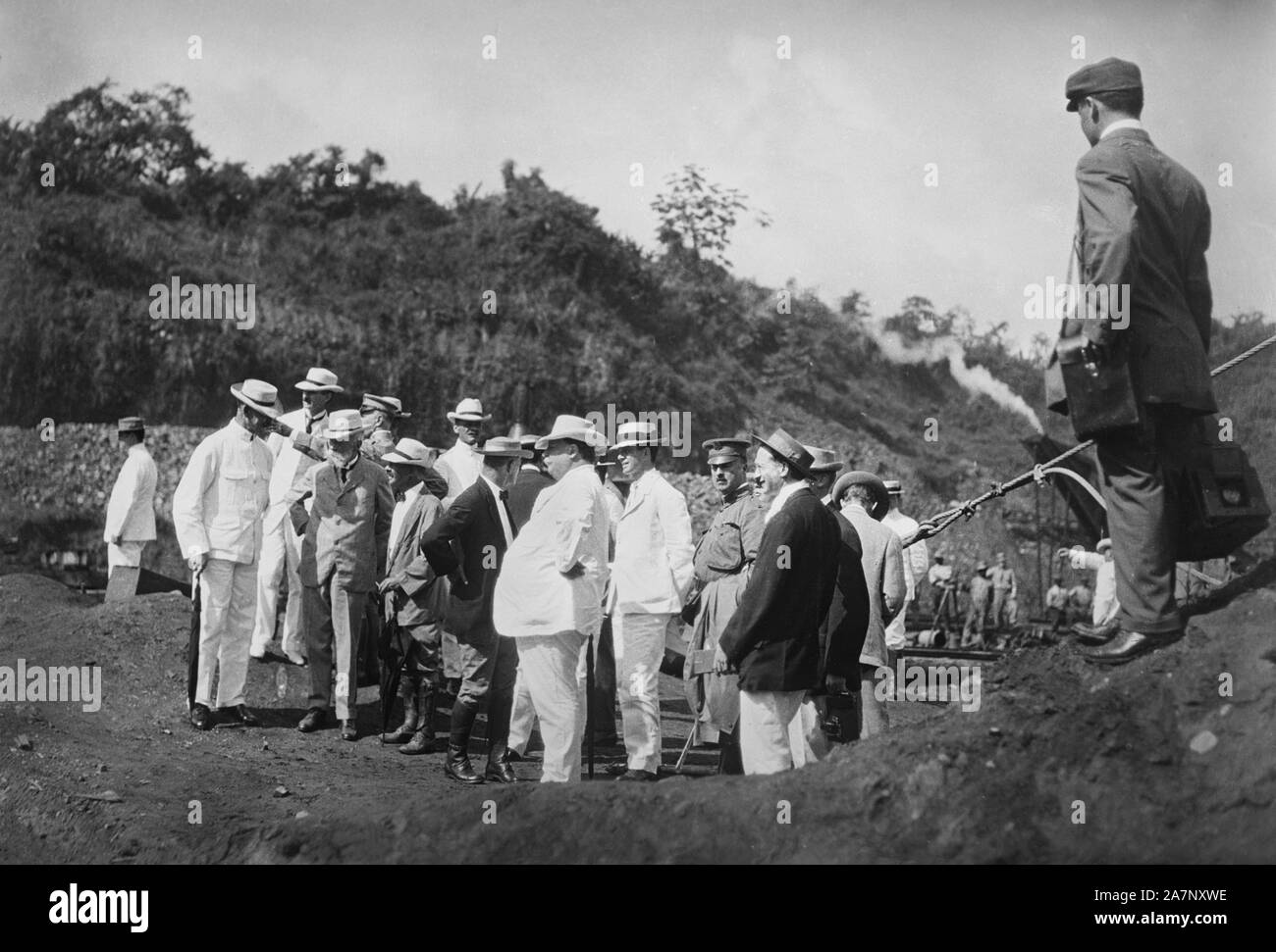 Us-Präsident William Howard Taft (Mitte) bei der Konstruktion von Überprüfung der Panama Kanal, Foto von Harris & Ewing, November 1910 Stockfoto