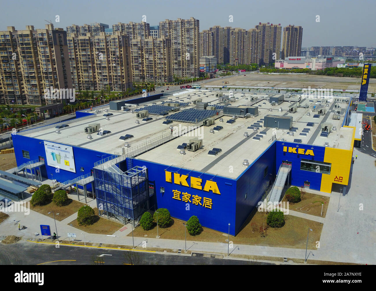 --FILE - eine Luftaufnahme von Nantong IKEA, der 22 Speichern von IKEA auf dem chinesischen Festland, in Nantong City, der ostchinesischen Provinz Jiangsu, 19. April 2017. Stockfoto