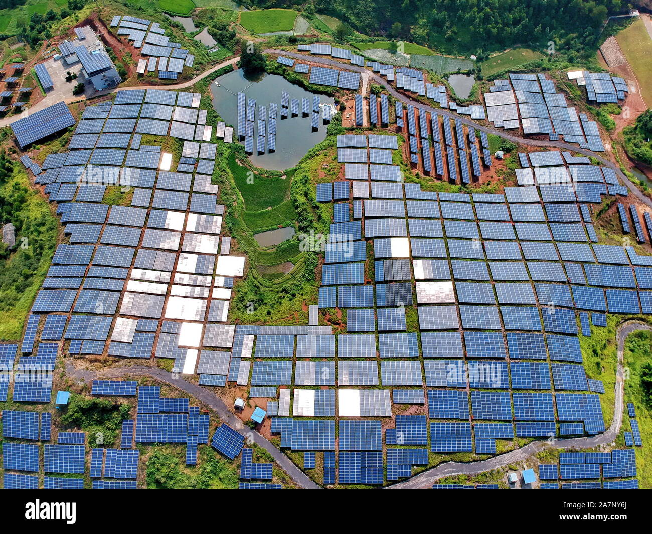 Arrays von Solarzellen im Ödland auf einem Hügel in Huangsha Dorf installiert sind, huichang Zhuangkou Stadt, Grafschaft, Ganzhou City, East China Stockfoto