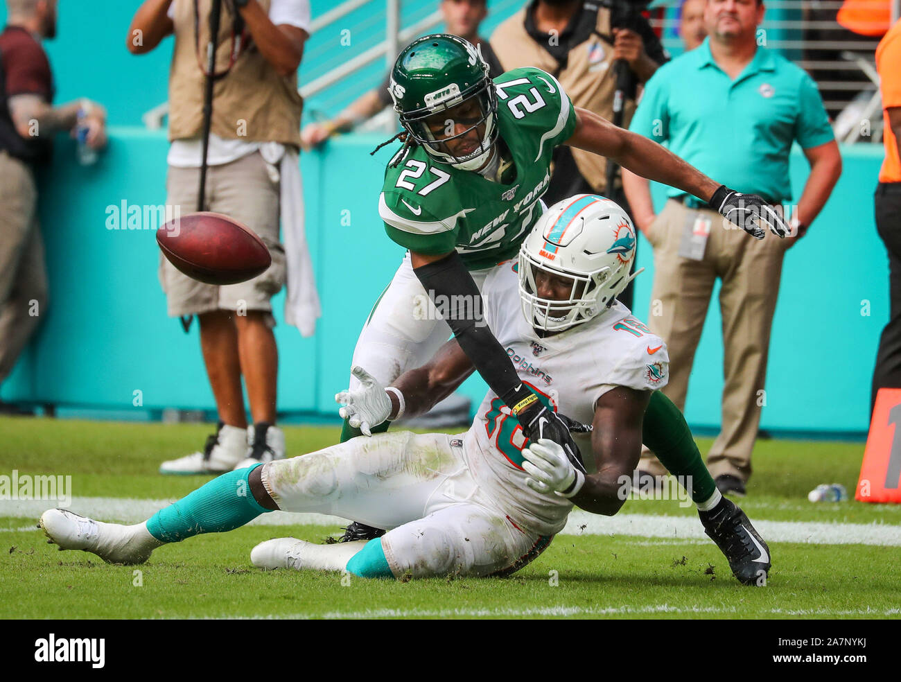 Miami Gardens, Florida, USA. 3. November, 2019. Miami Dolphins wide receiver Preston Williams (18.) versucht, einen Pass von New York Jets herausgefordert zu fangen cornerback Darryl Roberts (27) Während ein NFL Football Spiel im Hard Rock Stadion in Miami Gardens, Florida. Credit: Mario Houben/ZUMA Draht/Alamy leben Nachrichten Stockfoto