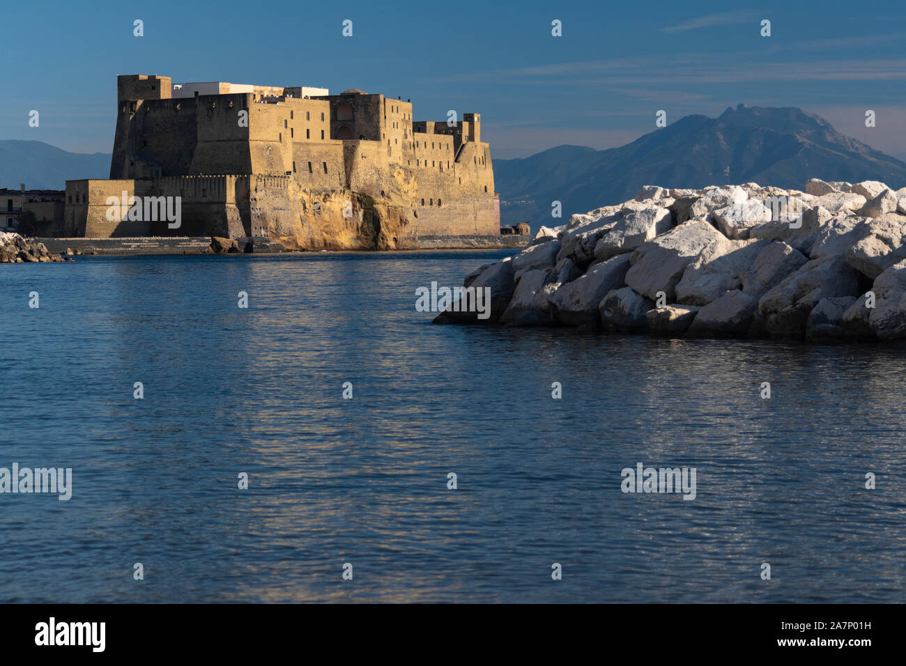 Das Castel dell'Ovo in den Golf von Neapel, Italien befindet. Auch als Ei Schloss bekannt. Stockfoto