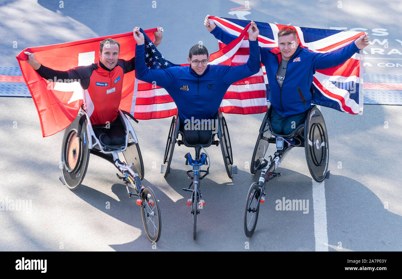 New York, NY - November 3, 2019: Marcel Hug, Daniel und David Romanchuk Wehr Gewinner des New York City Marathon Rollstuhl Männer Abteilung im Central Park Stockfoto