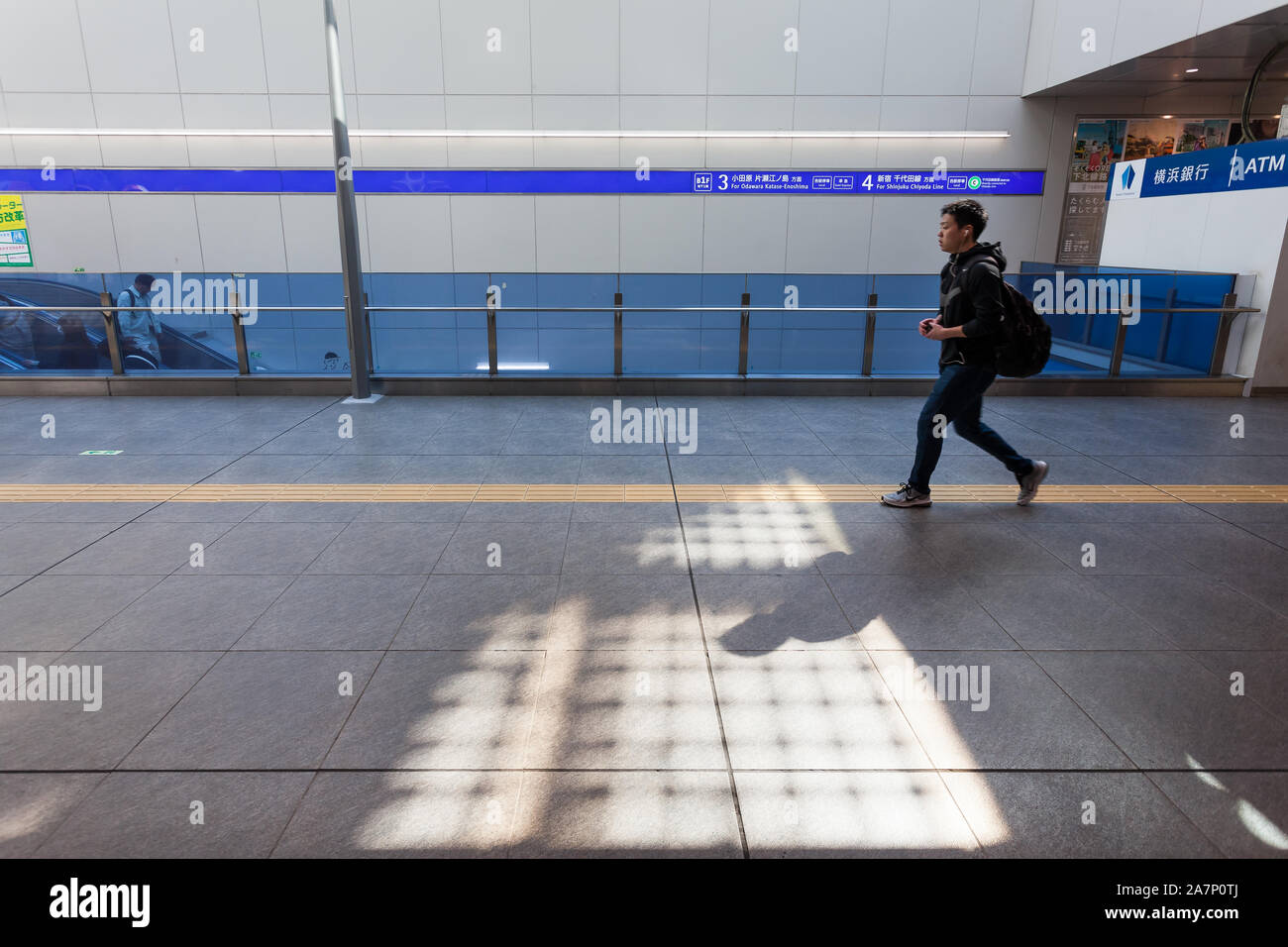 Ein junger Japaner läuft durch die neu gestaltete Shimo-Kitazawa-Station in Tokio, Japan. Stockfoto