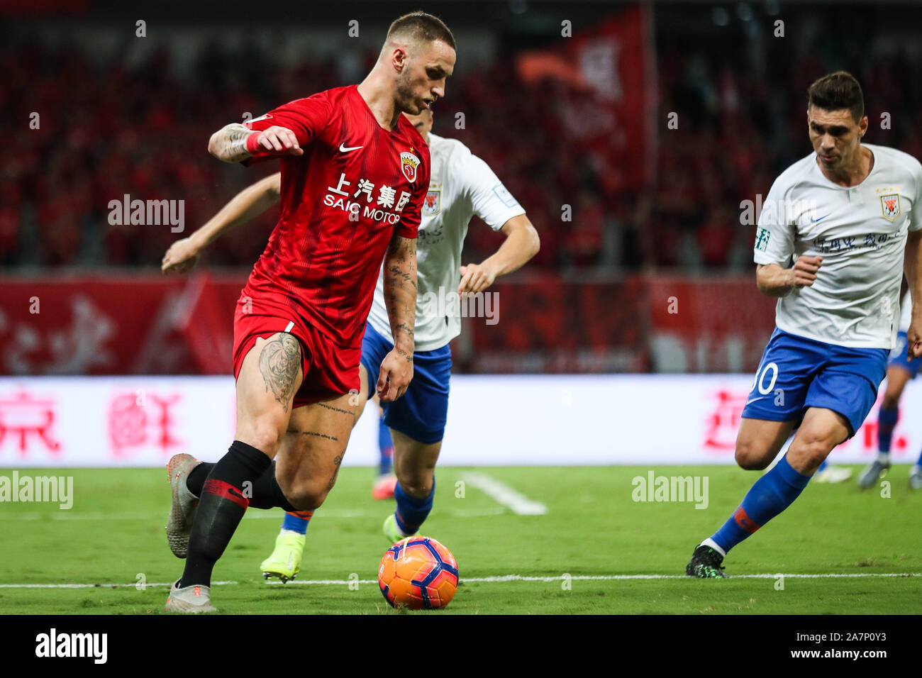 Österreichische Fußball-Spieler Marko Arnautovic von Shanghai SIPG F.C. hält den Ball während des 2019 Chinese Football Association (CFA) Halbfinale im Shangh Stockfoto