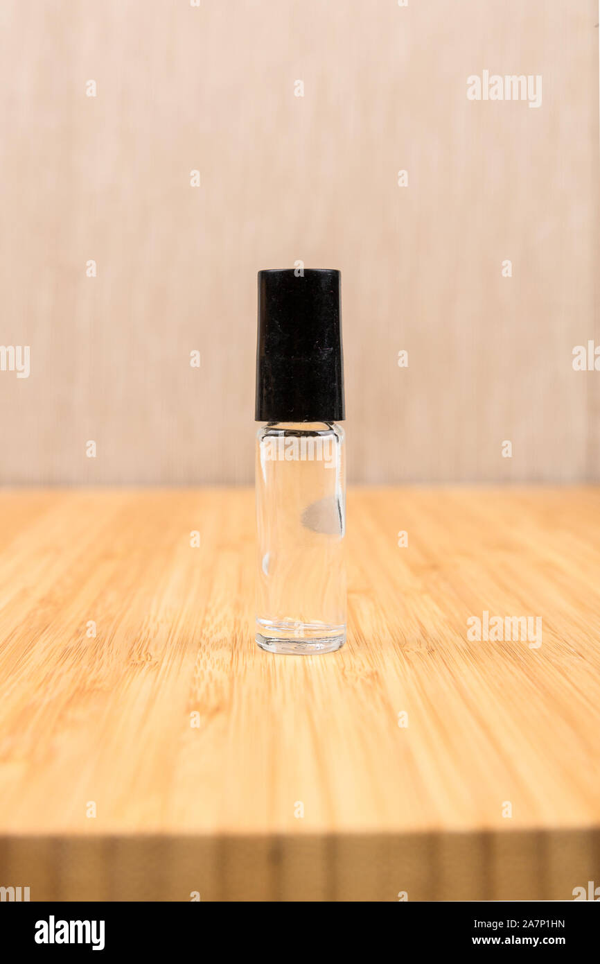 Einzigen Durchstechflasche aus Glas mit einem schwarzen Top auf einem Hintergrund isoliert Stockfoto