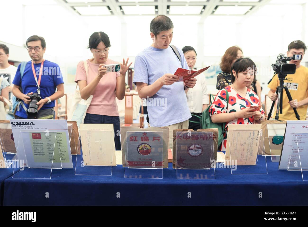 Die Teilnehmenden besuchen alte Schallplatten zu Nationalmuseum in Peking, China gespendet, den 5. August 2019. Nationalmuseum erhält Dona Stockfoto