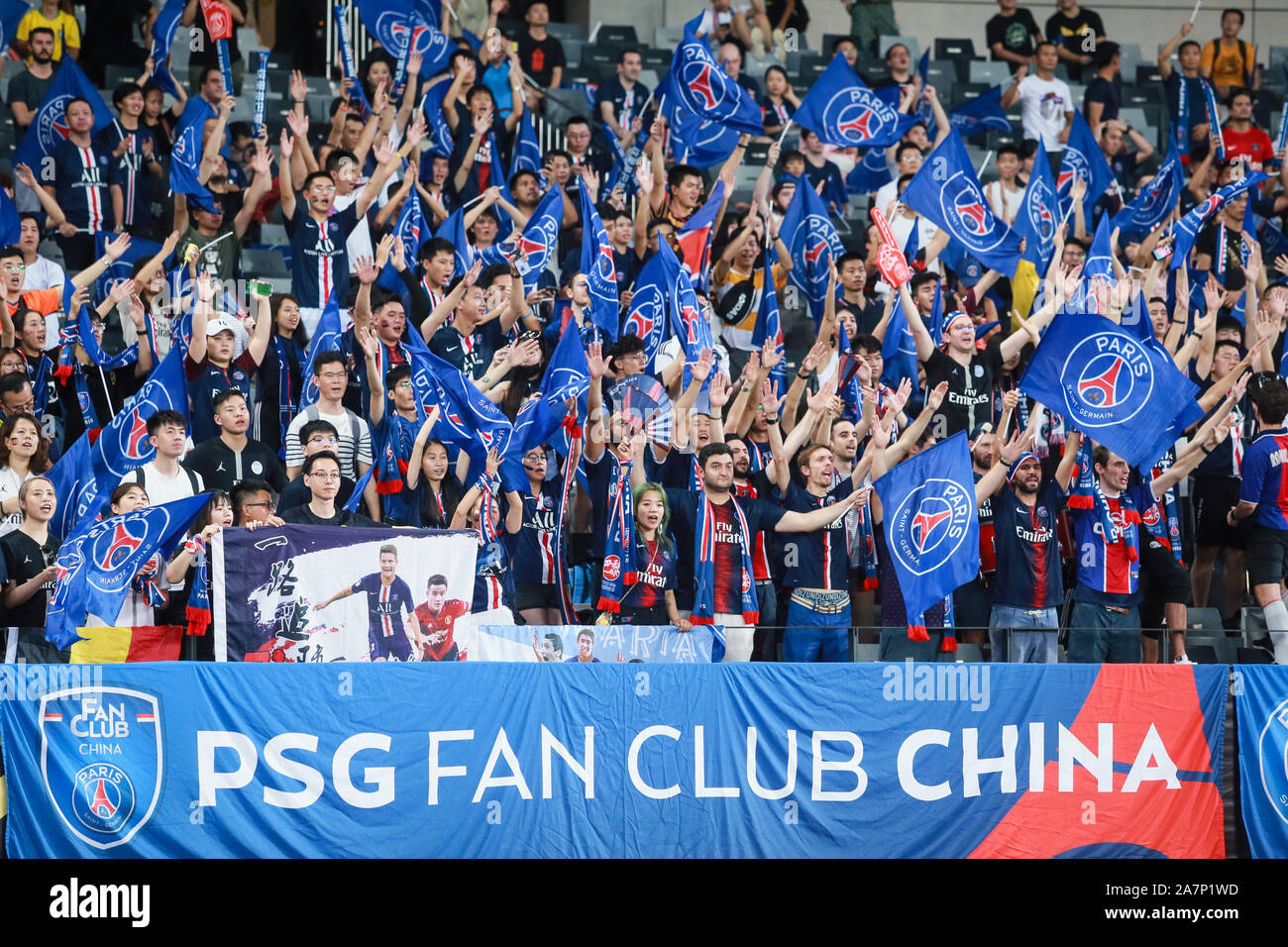 Fans von PSG Fan Club China nach Paris Saint-Germain besiegt Stade Rennais Die Trophee des Champions (Champion's Trophy) Match in Shen win Stockfoto