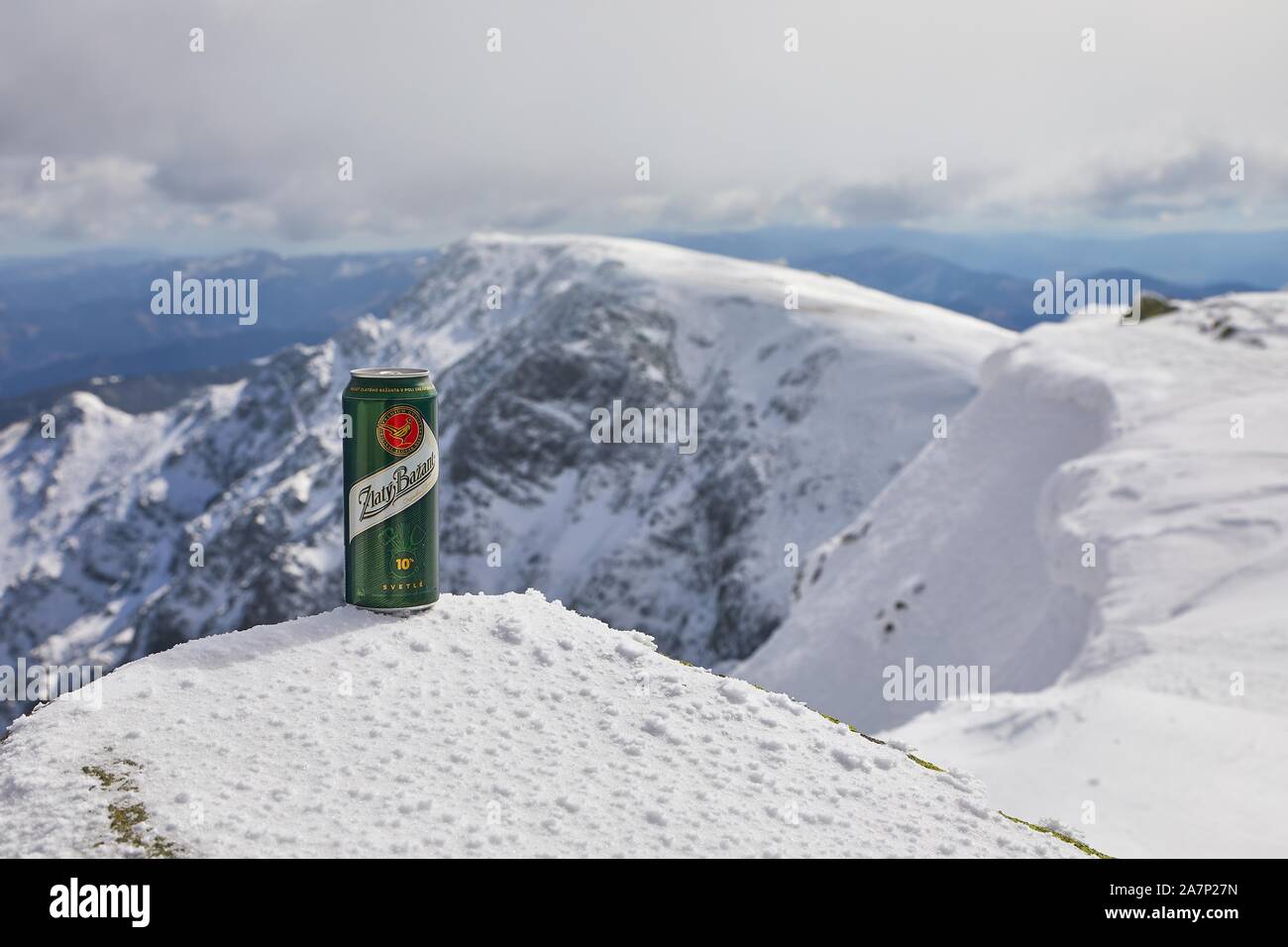 Ein Zlaty Bazant Bier auf einem Berg Stockfoto