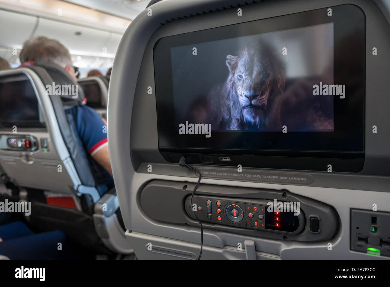 In-flight Entertainment System, wo sie Zuckerrohr genießen Sie Filme und Spiele auf einem Langstreckenflug spielen. Stockfoto