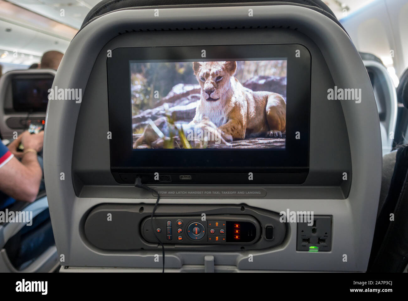 In-flight Entertainment System, wo sie Zuckerrohr genießen Sie Filme und Spiele auf einem Langstreckenflug spielen. Stockfoto