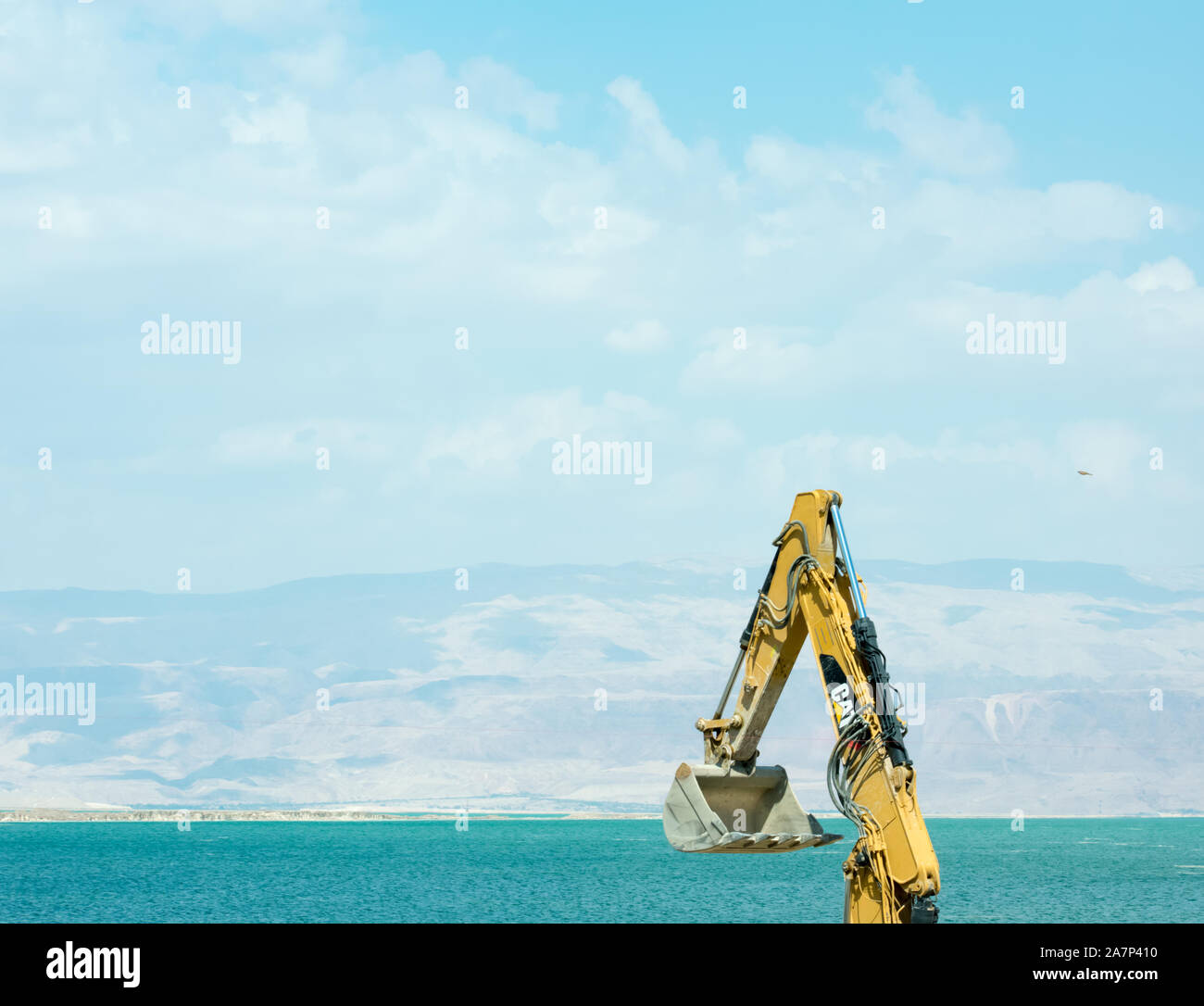 Baumaschinen mit Toten Meer und Jordanien Grenze im Hintergrund Stockfoto