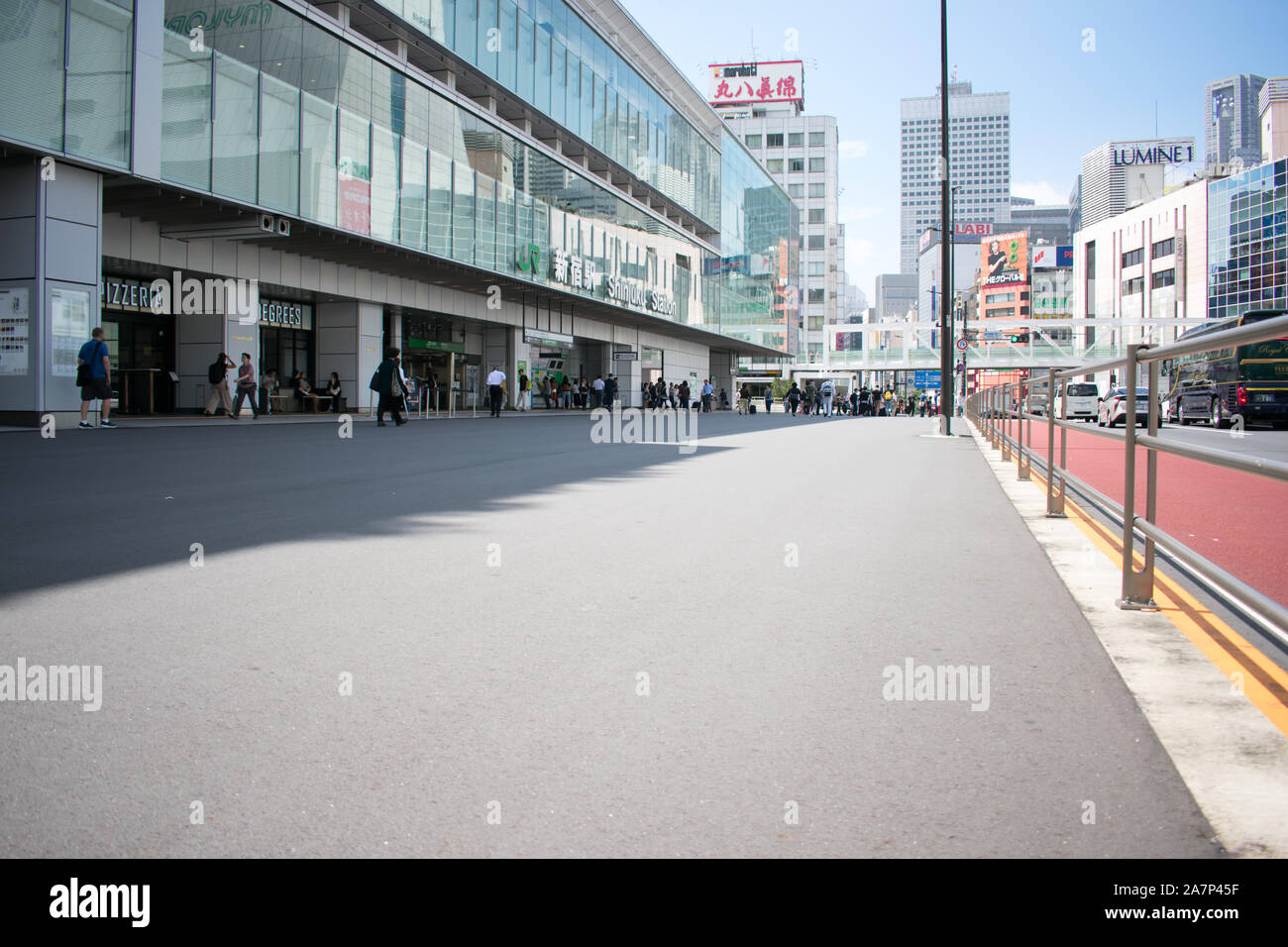 Menschen außerhalb Shinjuku Station Stockfoto