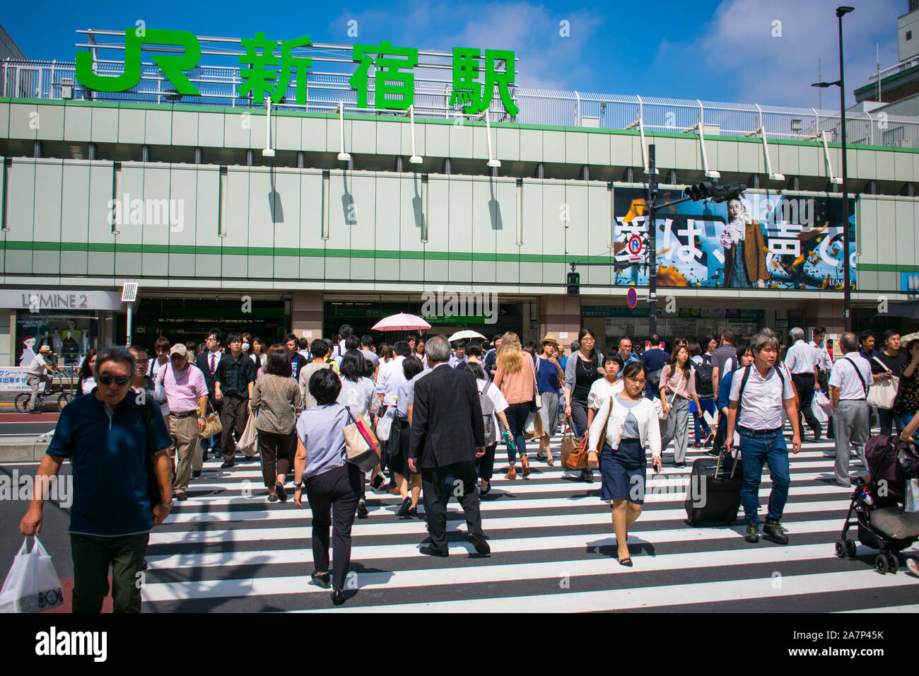 Menschen außerhalb Shinjuku Station Stockfoto