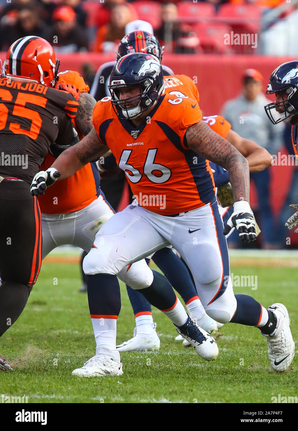 Denver, CO, USA. 03 Nov, 2019. Denver Broncos offensive guard Dalton Risner (66) sieht aus wie ein Block in der ersten Hälfte des Spiels zwischen Denver und Cleveland zu befähigen, im Feld in Denver, CO. Derek Regensburger/CSM/Alamy Leben Nachrichten machen Stockfoto