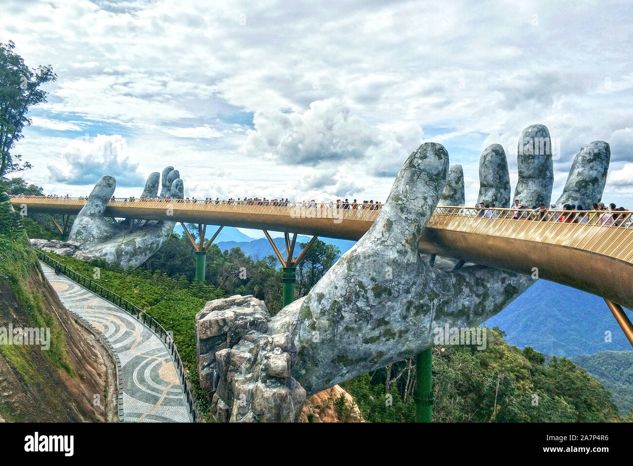 Touristen besuchen die Goldene Brücke von Hand gehalten, Statuen von Nebel und Wolken auf dem Bana Hügeln in Da Nang, Vietnam, 19. August 2019 umgeben. Bana H Stockfoto