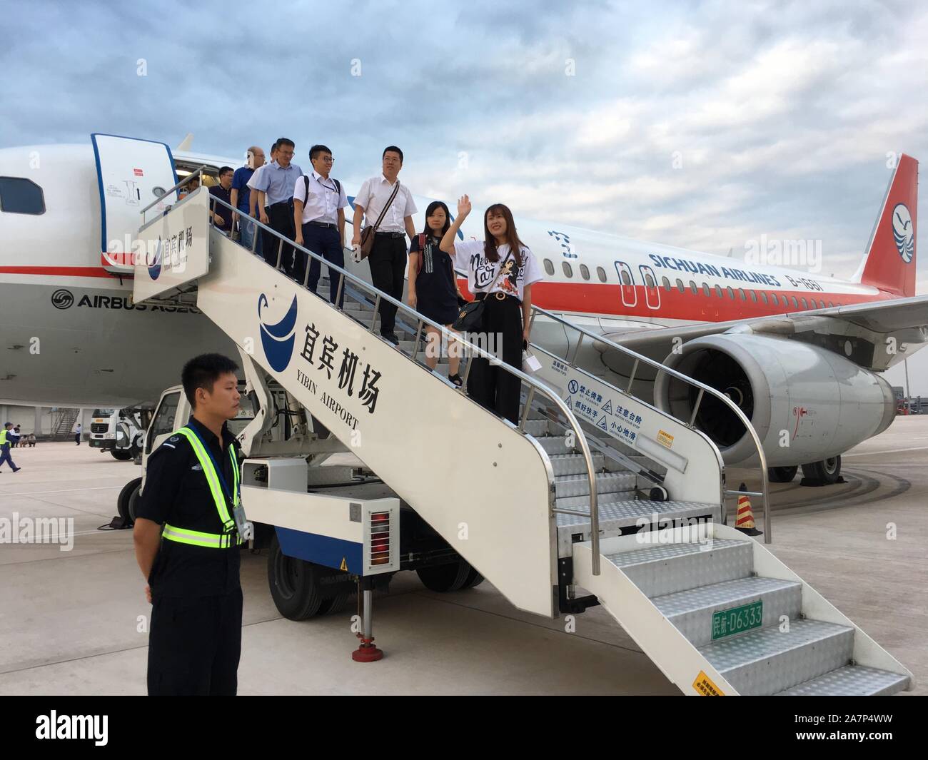 Die Crew des Airbus A320 von Chengdu Schritt aus der Ebene in Yibin Yibi Wuliangye Flughafen in der Stadt, im Südwesten Chinas Provinz Sichuan, 29. August Stockfoto