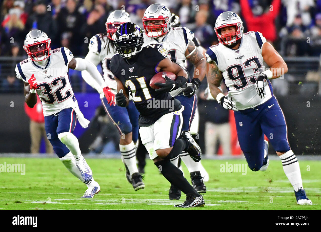 Baltimore, USA. 03 Nov, 2019. Baltimore Ravens zurück laufen Mark Ingram (21) läuft mit einem 53-Yard zuerst nach unten gegen die New England Patriots in der ersten Jahreshälfte ein NFL Spiel bei M&T Bank Stadium in Baltimore, Maryland, Sonntag, 3. November 2019. Foto von David Tulis/UPI Quelle: UPI/Alamy leben Nachrichten Stockfoto