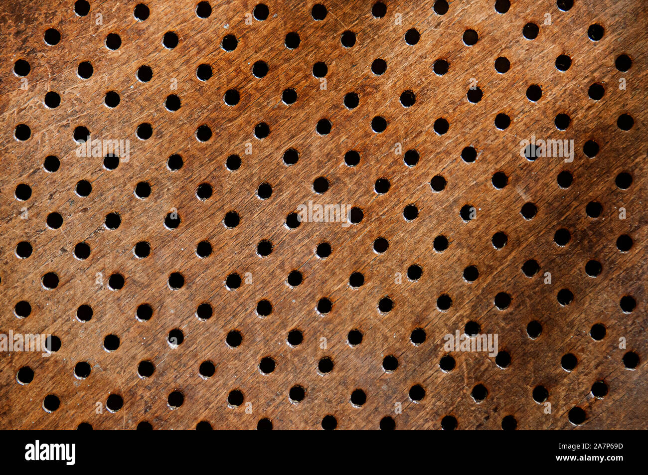 Alten grunge Holz Hintergrund natürliche Holzmaserung mit kleinen Löchern Muster Textur. Holz Oberfläche Wallpaper Hintergrund Stockfoto