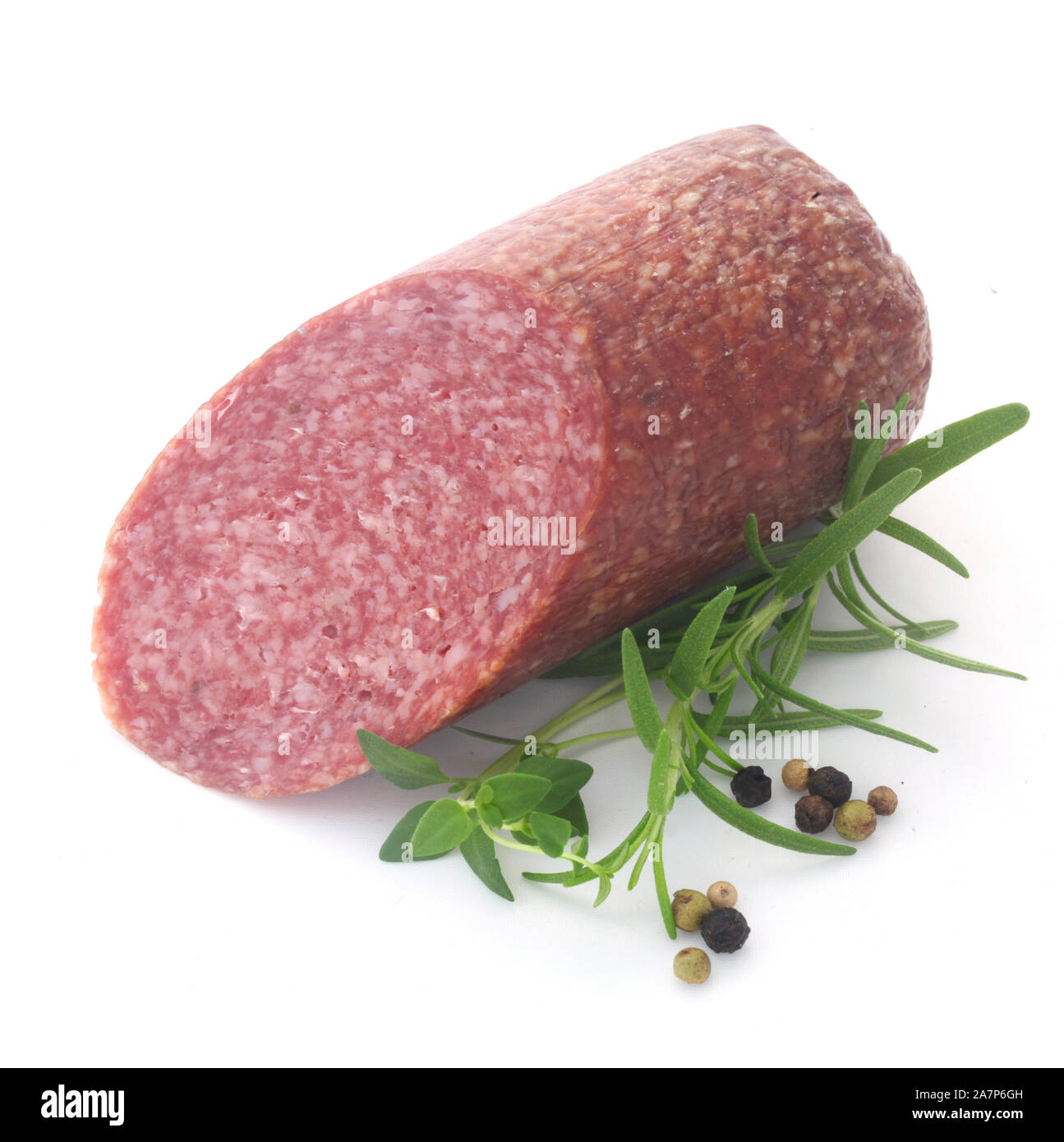 Salami mit Kräutern isoliert auf weißem Stockfoto