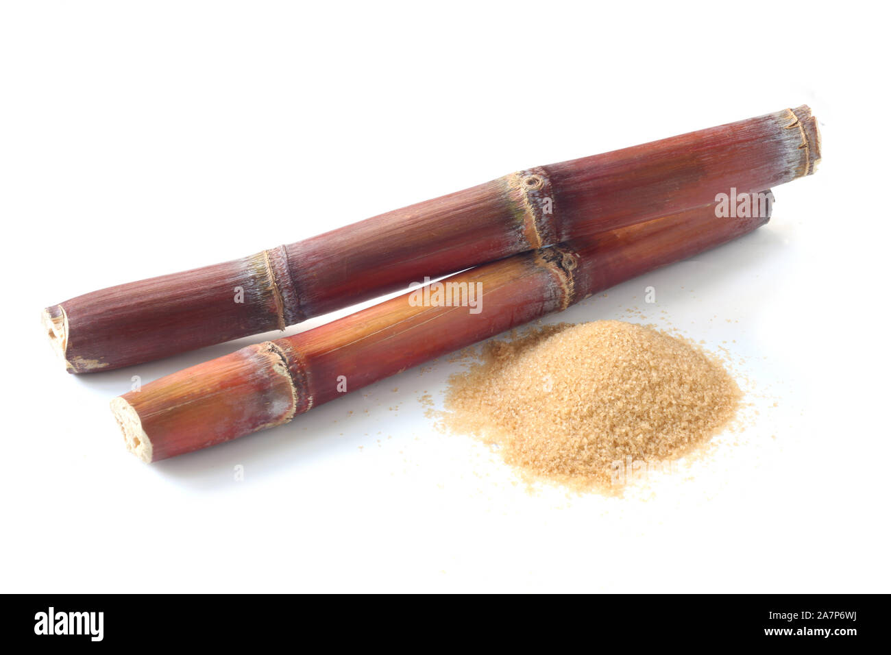 Zuckerrohr und braunen Zucker isoliert auf weißem Stockfoto