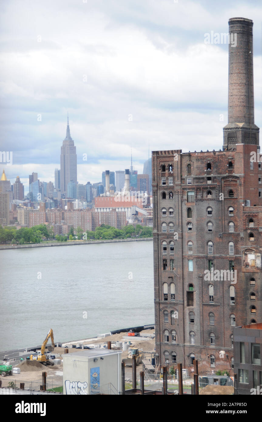 Brooklyn, New York, USA - 17. Juni 2017 - Ansicht von Dumbo der Domino Zuckerfabrik, Manhattan, East River und das Empire State Building in New Yo Stockfoto