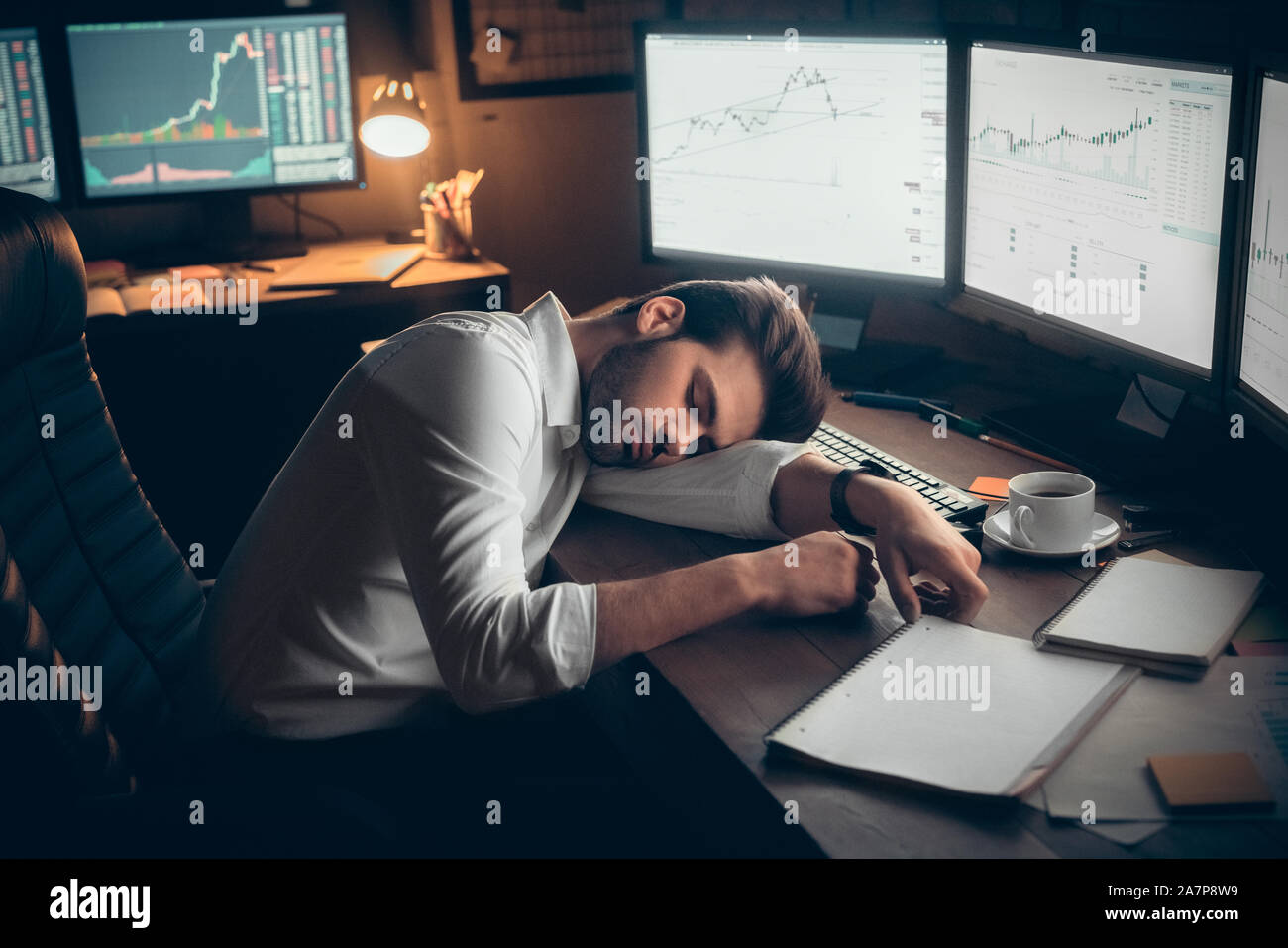 Junge männliche Händler bei Büroarbeit Konzept Sitzen schlafen. Stockfoto