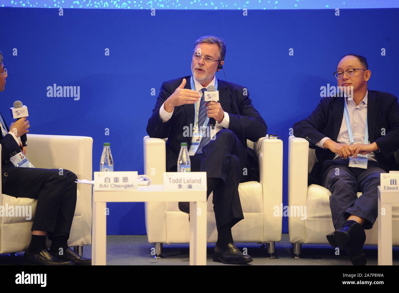 --FILE - Todd Leland, Asien investment bank CEO von Goldman Sachs, spricht während der 5. Welt Internet Konferenz (WIC), auch als Wuzhen Gipfel bekannt, in Stockfoto