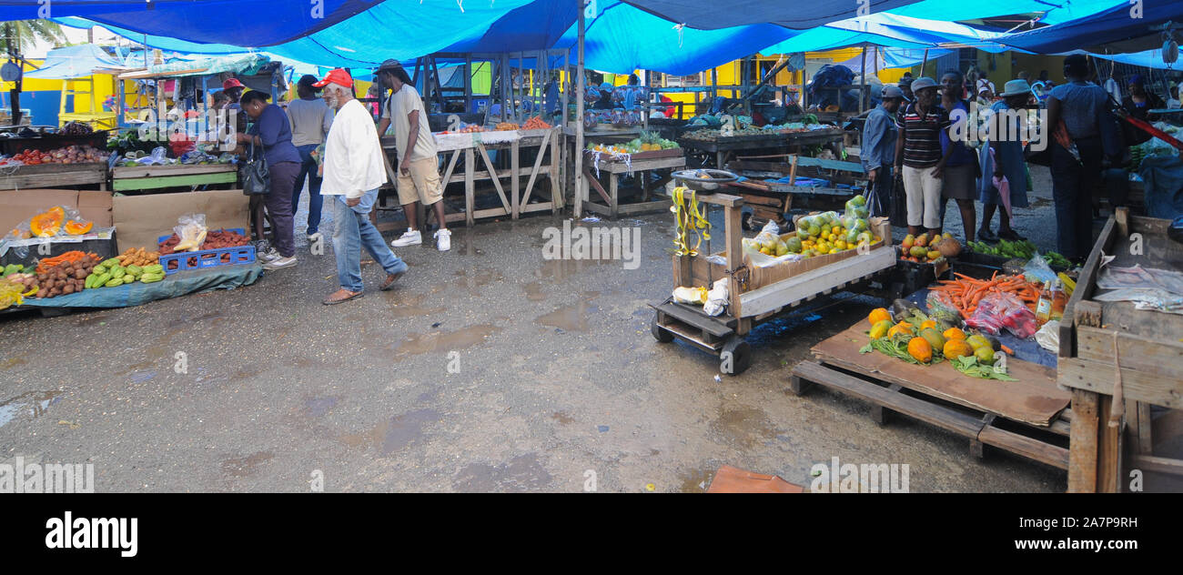 Port Antonio, Portland, Jamaica - 16. Juni 2017: Blick auf einen regnerischen Tag, der traditionelle Bauernmarkt in der Stadt Port Antonio im Portland P Stockfoto