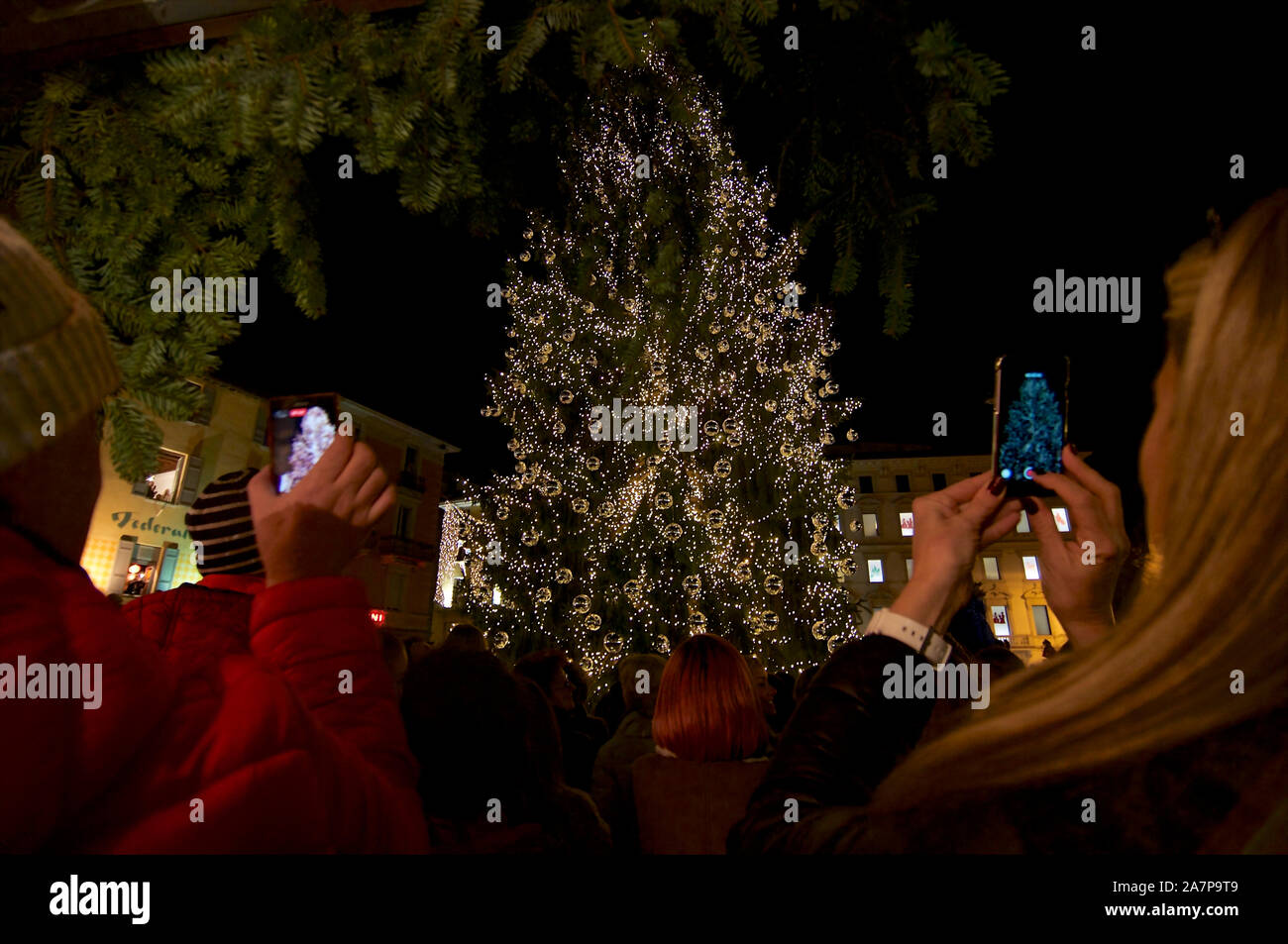 Lugano, Tessin, Schweiz - 1. Dezember 2016: Bild eines der Weihnachtsbaum Beleuchtung Zeremonie in Piazza Riforma in Lugano. Viele Touristen sind Stockfoto