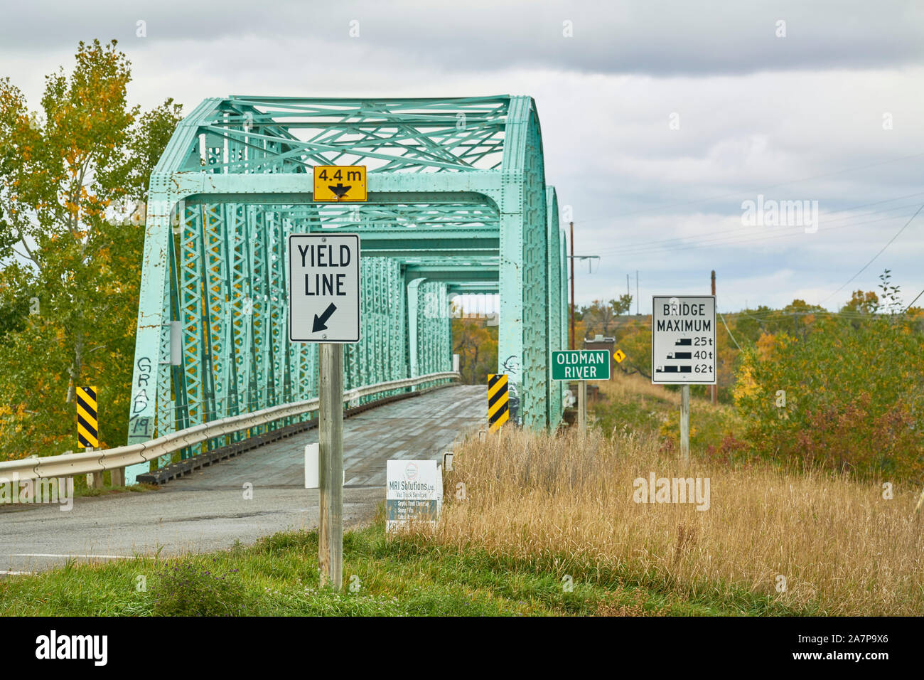 Eine Holzterrasse Brücke mit Metall Fachwerk, dass die oldman River im Fort MacLeod Alberta kreuzt. Die Brücke zeigt das Gewicht und Höhe laden Einschränkungen Stockfoto