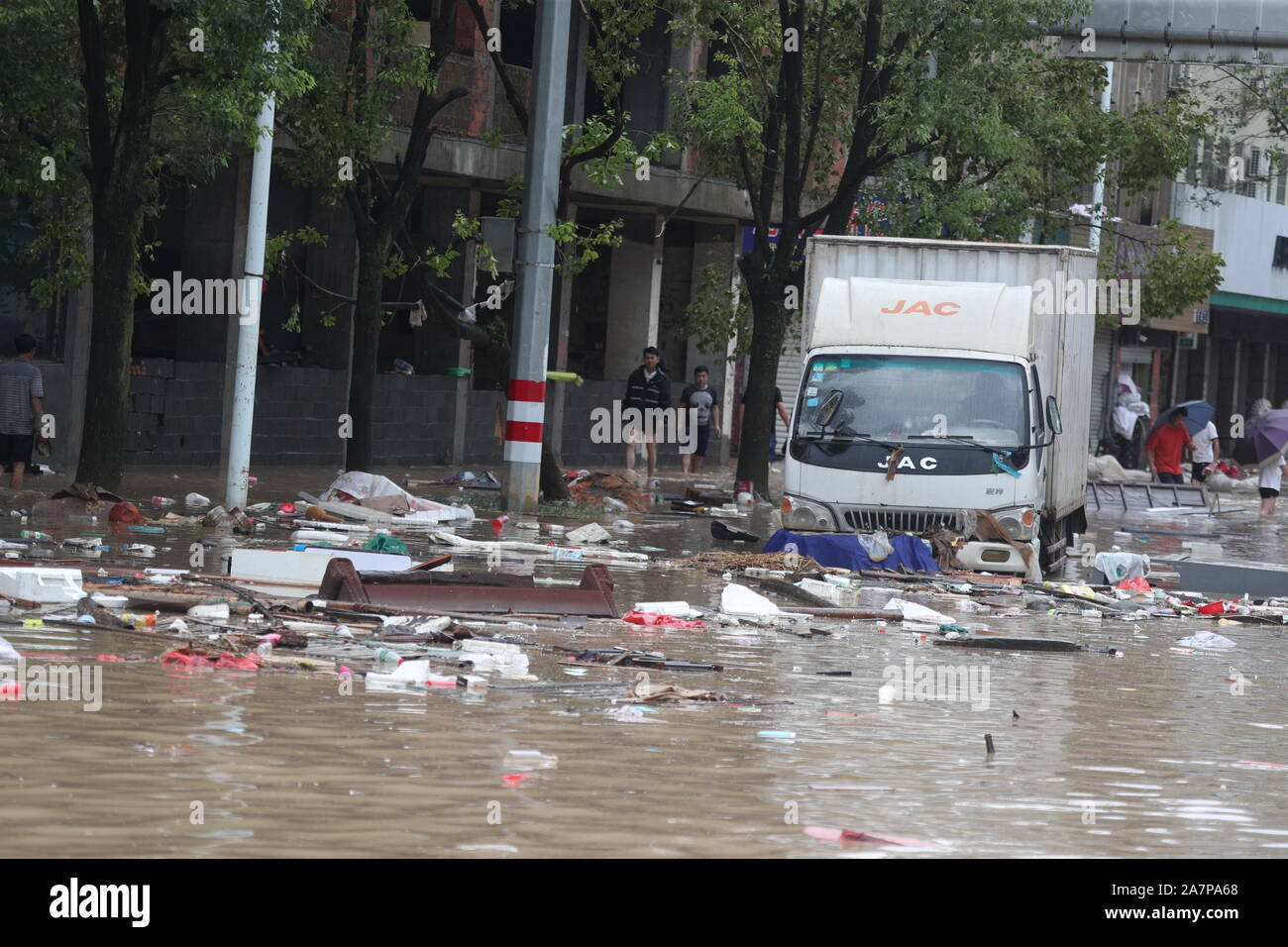 Ein Lkw auf einer überfluteten Straße nach schweren Regenguß von Taifun Taifun Lekima, der 9. des Jahres, in der Dajing Stadt, leqing Stadt Wenzhou verursacht geparkt Stockfoto