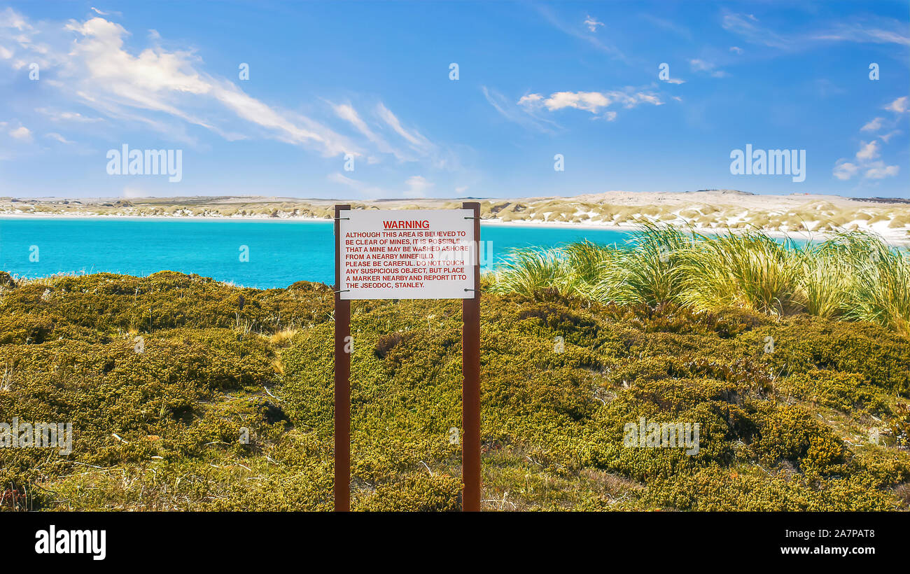Ein Zeichen in der Nähe von Stanley, Warnung, dass Landminen, die möglicherweise noch in der Küstenregion der Yorke Bucht und Gypsy Cove, der Rest von der Falkland-krieg 1982. Stockfoto