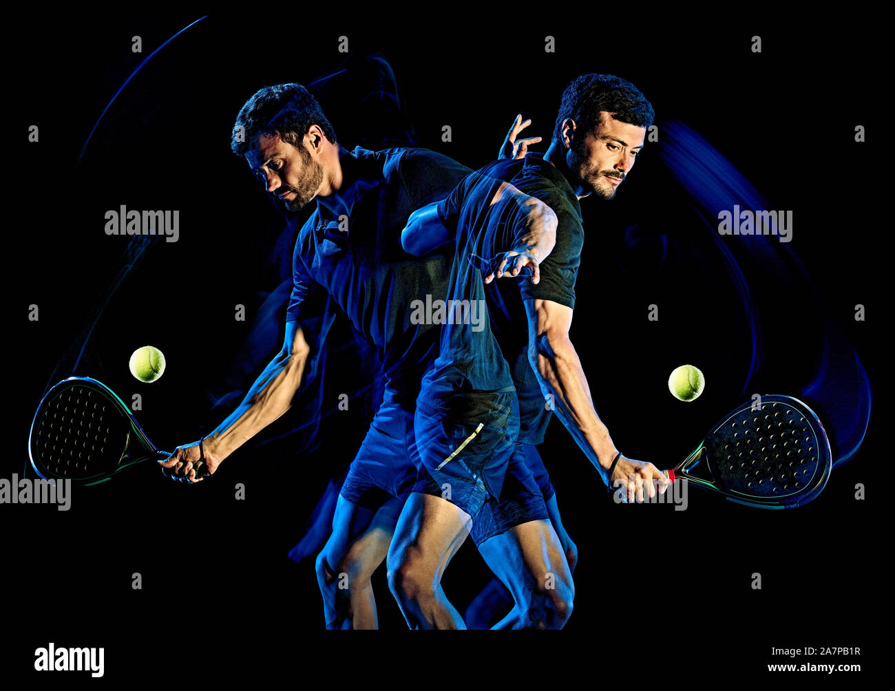 Eine kaukasische Paddle tennis player Mann studio Schuß auf schwarzen Hintergrund mit Licht malen blur Effekt isoliert Stockfoto