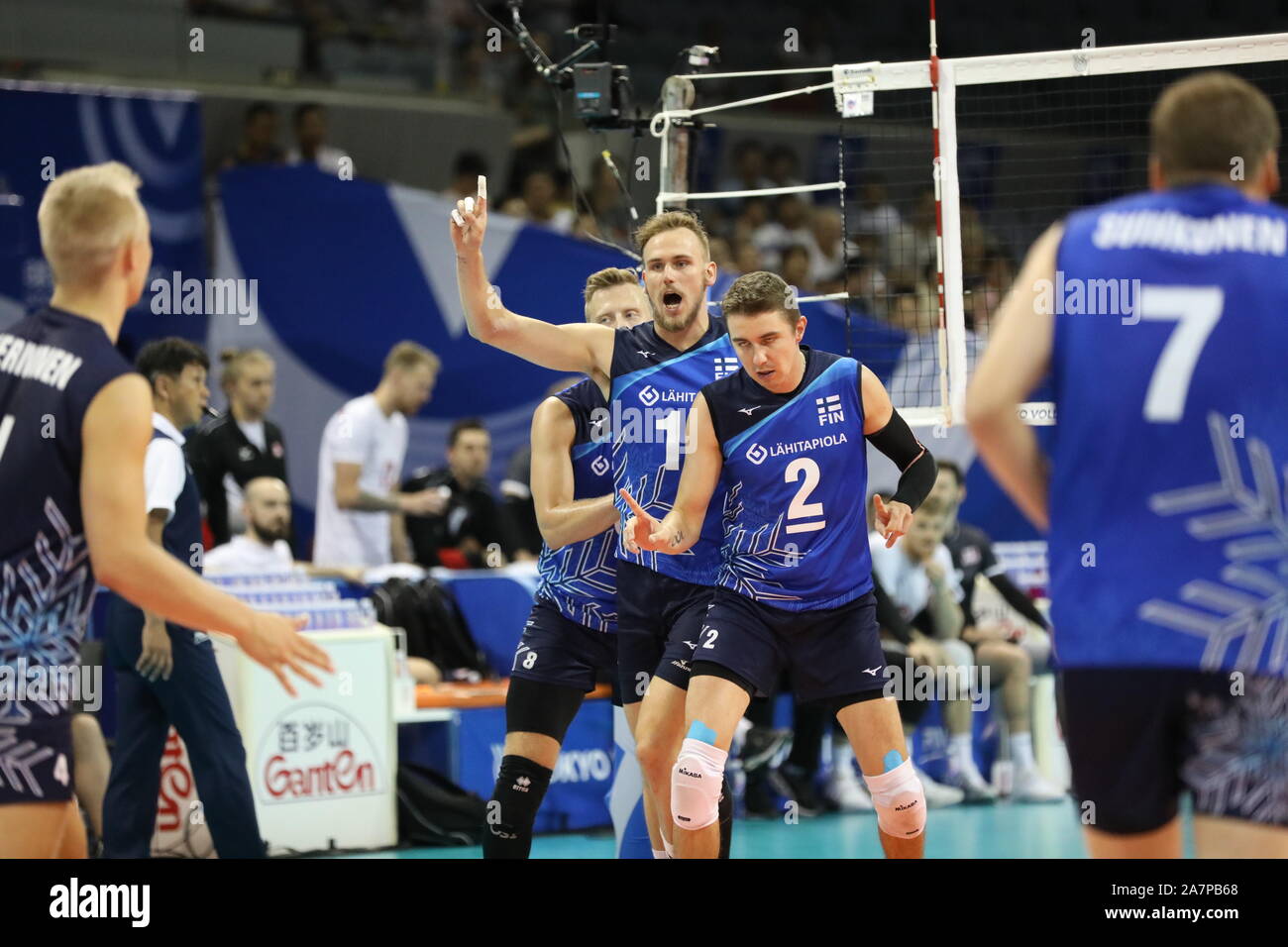 Die nationalen finnischen Männer volleyball Team feiern nach zählen während der Tokyo 2020 Olympics volleyball Qualifikation gegen Kanada in Ningbo City, Stockfoto