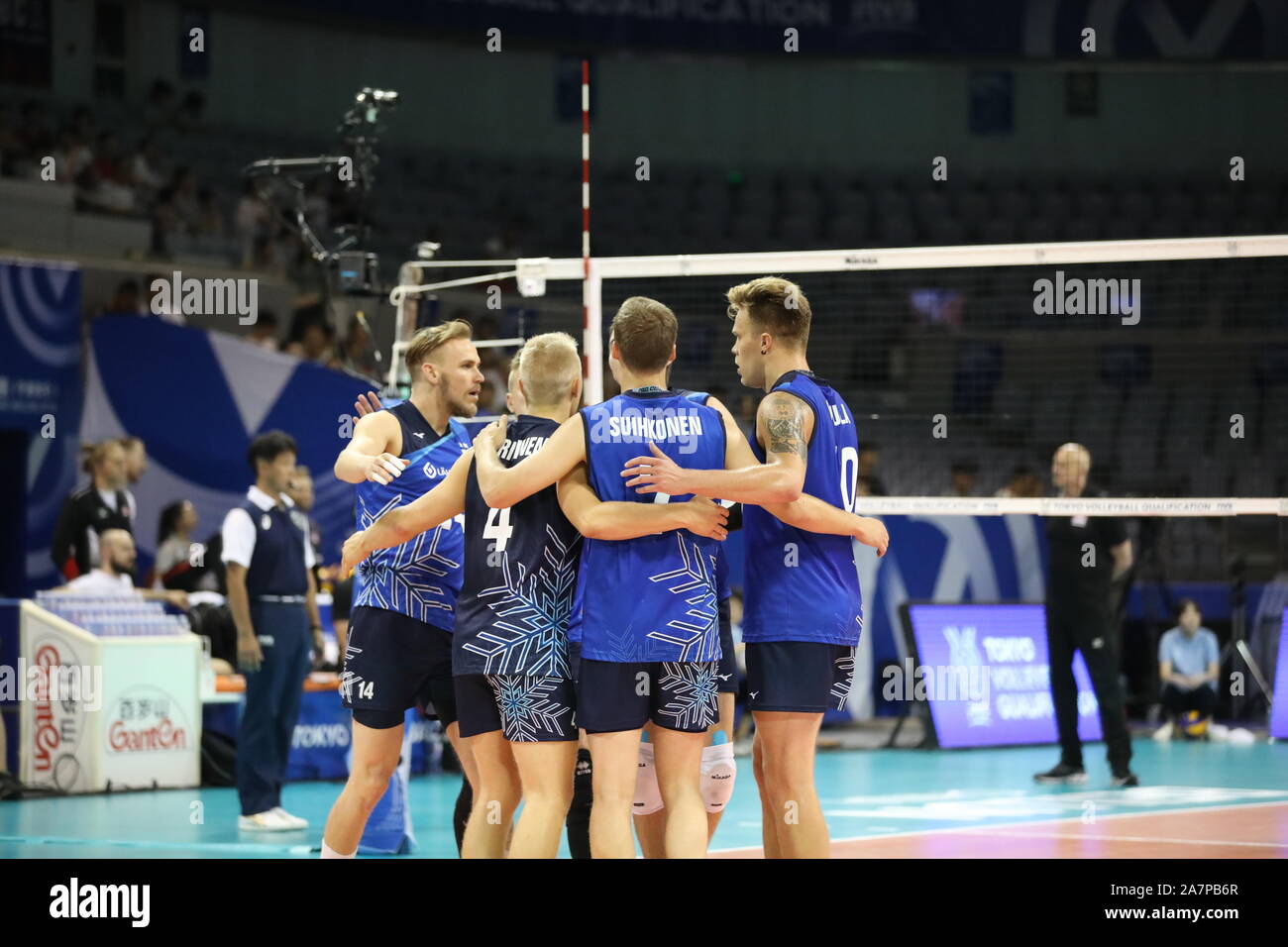 Die nationalen finnischen Männer volleyball Team feiern nach zählen während der Tokyo 2020 Olympics volleyball Qualifikation gegen Kanada in Ningbo City, Stockfoto