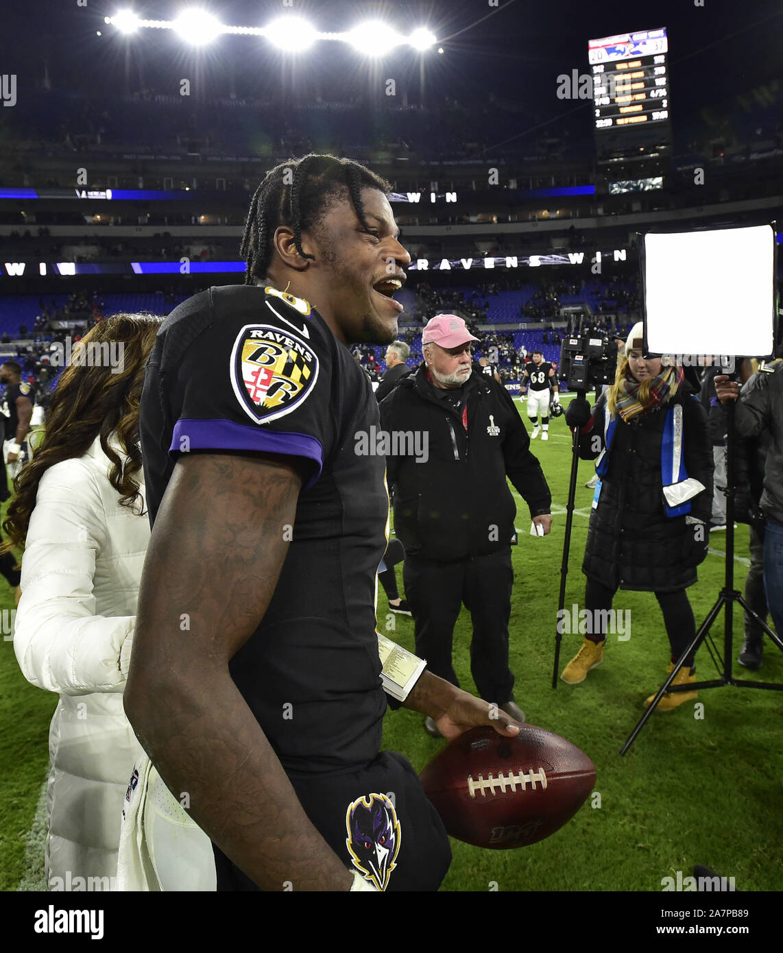 Baltimore, USA. 03 Nov, 2019. Baltimore Ravens quarterback Lamar Jackson (8) reagiert nach einem 37-20 über den New England Patriots bei M&T Bank Stadium in Baltimore, Maryland, Sonntag, 3. November 2019 zu gewinnen. Foto von David Tulis/UPI Quelle: UPI/Alamy leben Nachrichten Stockfoto