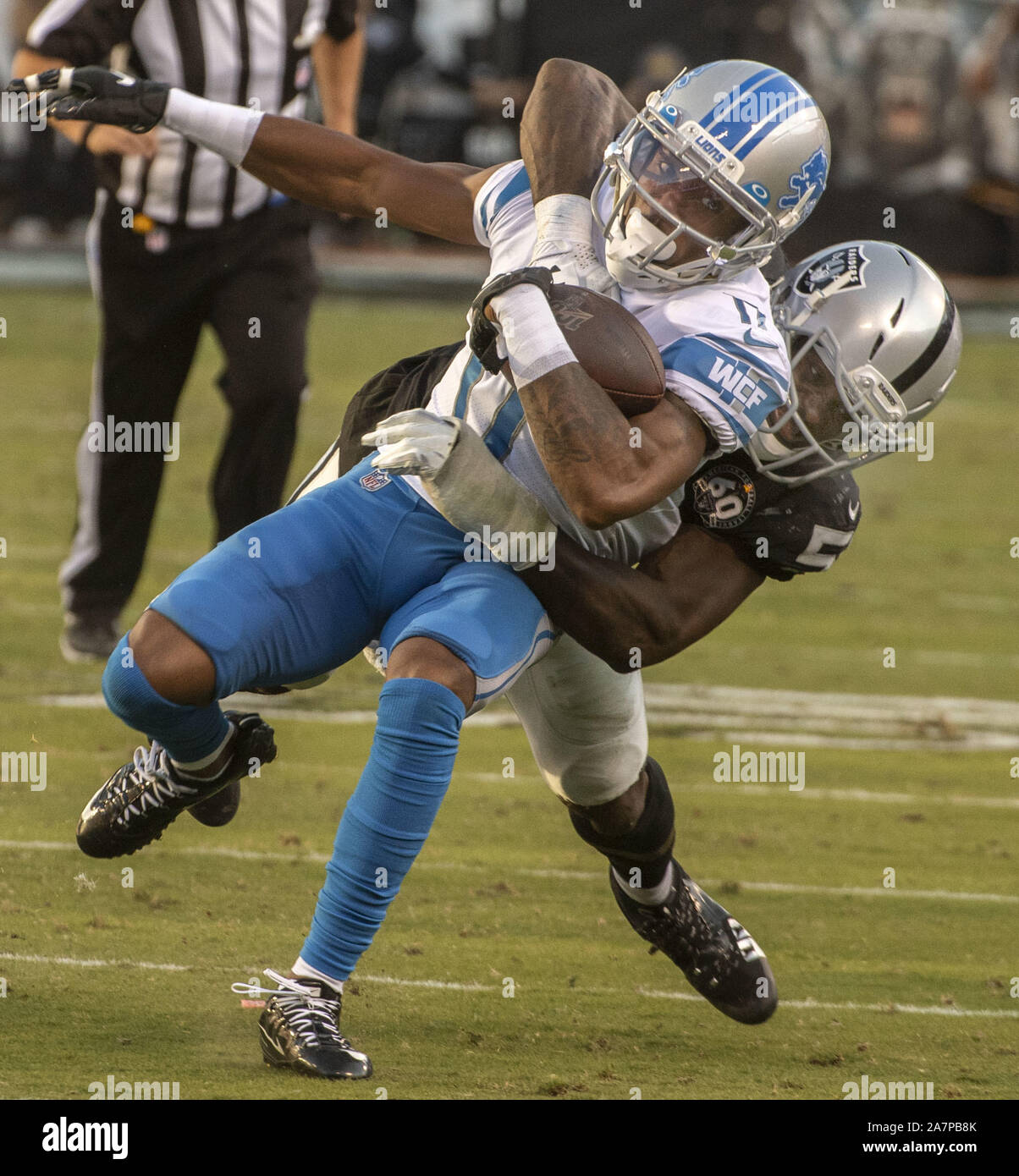 Oakland, Kalifornien, USA. 3. November, 2019. Außerhalb der Oakland Raiders linebacker Tahir Whitehead (59) packt Detroit Lions wide receiver Marvin Hall (17) am Sonntag, 3. November 2019, bei Oakland-Alameda County Coliseum in Oakland, Kalifornien. Die Räuber besiegt die Löwen 31-24. Credit: Al Golub/ZUMA Draht/Alamy leben Nachrichten Stockfoto