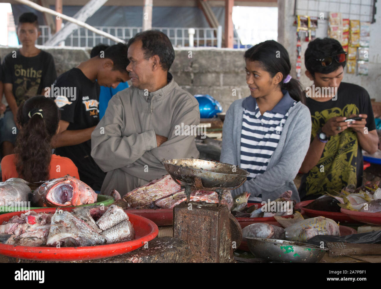 Labuanbajo, Indonesien - 17. August 2015: Eine Frau wird verkaufen Fische auf einem Straßenmarkt in Labuanbajo Stockfoto